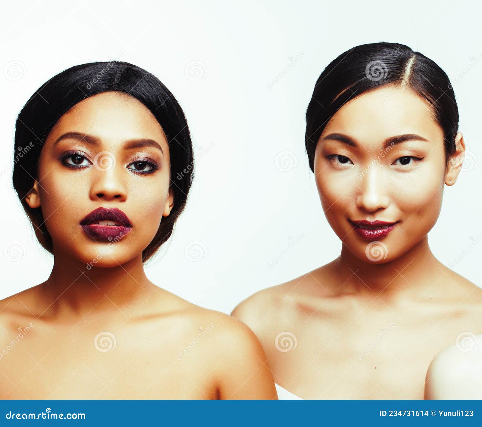 不同民族的女性: 白色背景中的非洲裔美国人和亚洲人，开心地笑着用各种  image