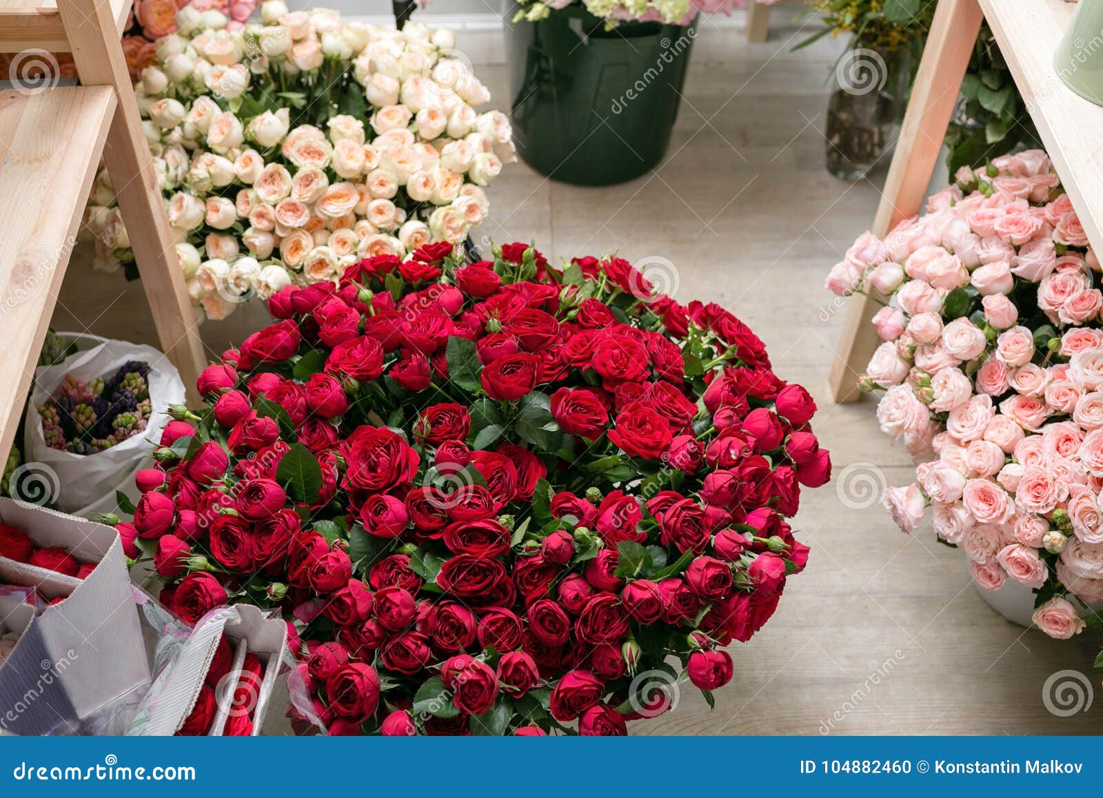 不同的品种新春天在花的冰箱开花在花店在架子 卖花人的花束库存照片 图片包括有