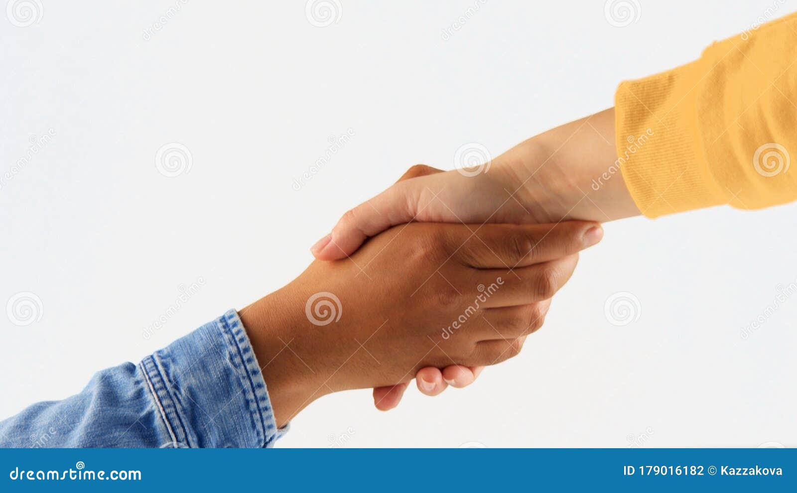 不同肤色的男女手握手库存照片 图片包括有协议 种族 商业 信号交换 合同 无法认出 混杂