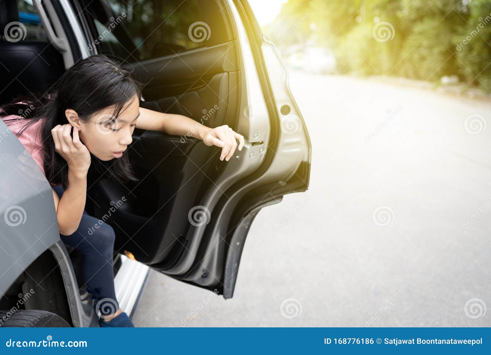 不幸的亚洲女童因车病或消化不良而呕吐 女少女在车内呕吐受运动影响库存照片 图片包括有汽车 人们 不幸的亚洲女童因车病或消化不良而呕吐 女少女在车内呕吐受运动影响库存照片 图片包括有汽车 人们
