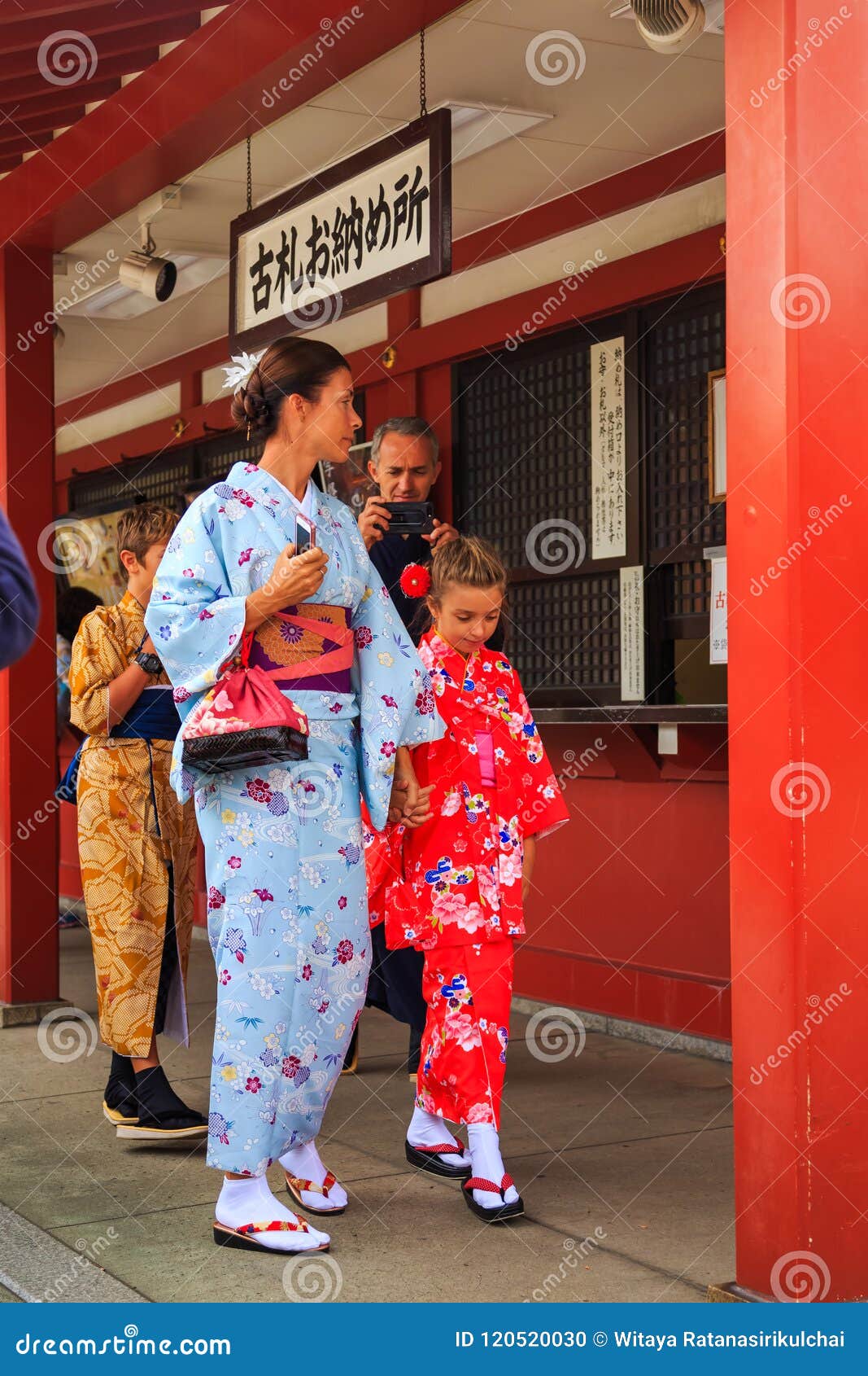 不明身份的外国人游人佩带的和服 走在sensoji寺庙著名寺庙的日本的全国传统服装编辑类图片 图片包括有 不明身份的外国人游人佩带的和服 走在sensoji寺庙著名寺庙的日本的全国传统服装编辑类图片 图片包括有