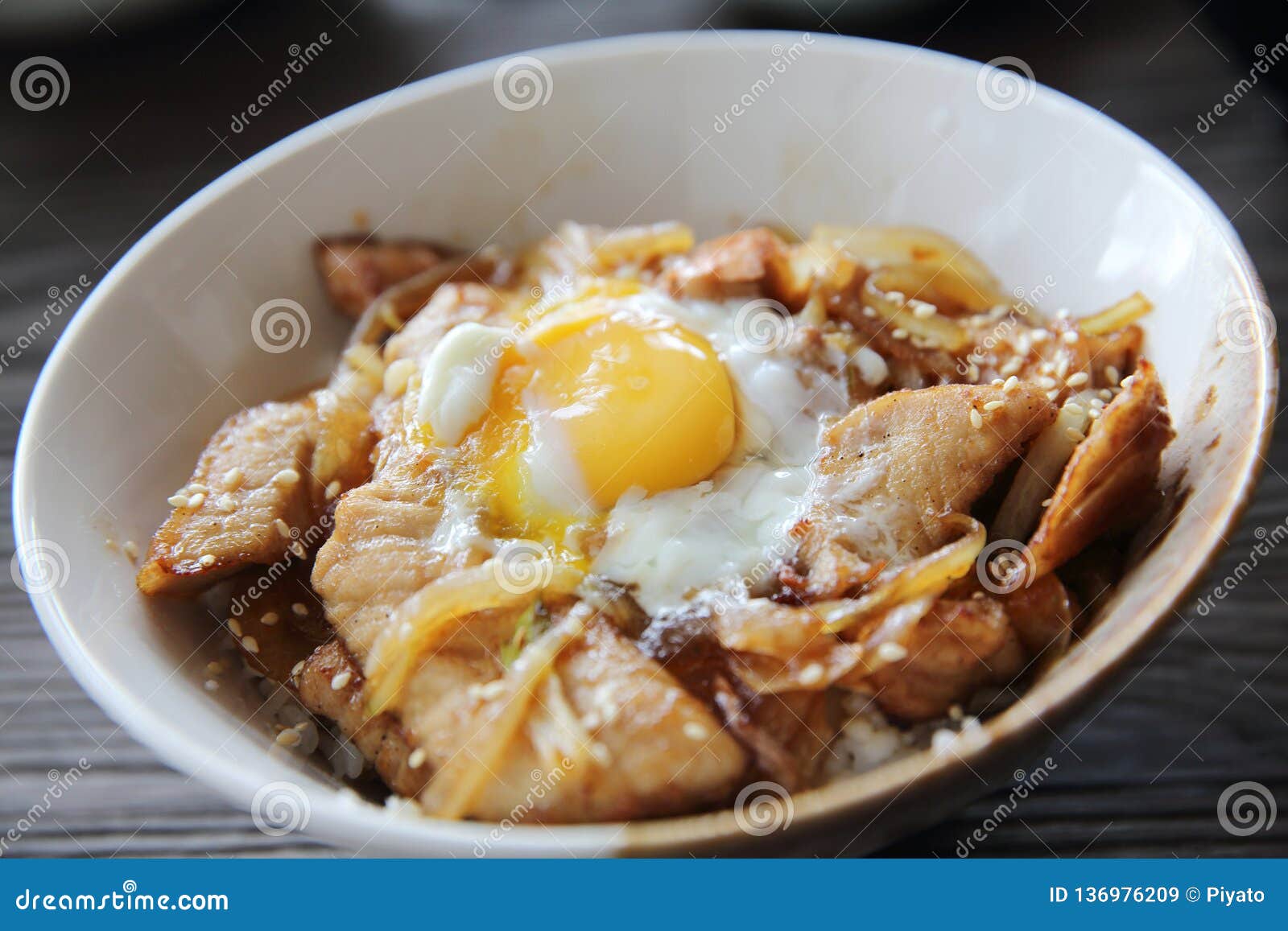 与切片猪肉和蛋butadon 日本料理的米库存图片 图片包括有午餐 膳食 美食 弯脚的 水稻