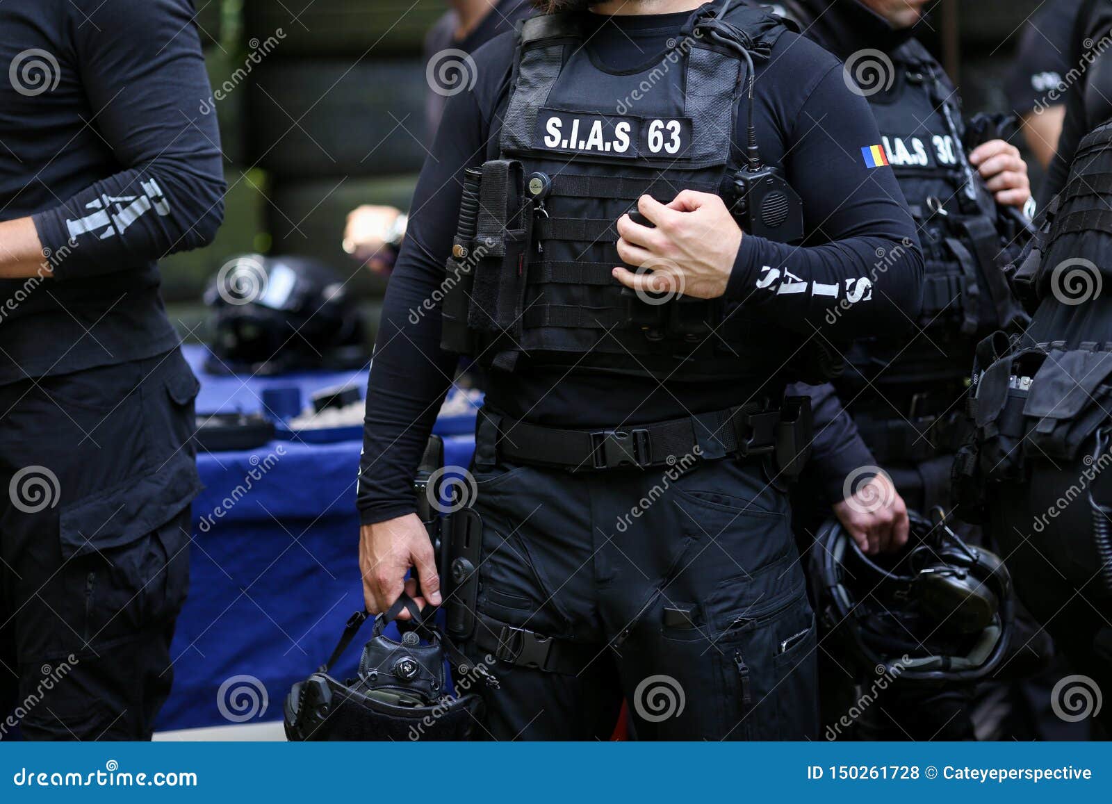 与制服的细节和罗马尼亚夏斯的安全成套工具罗马尼亚警察的特别行动的 等值服务编辑类库存照片 图片包括有