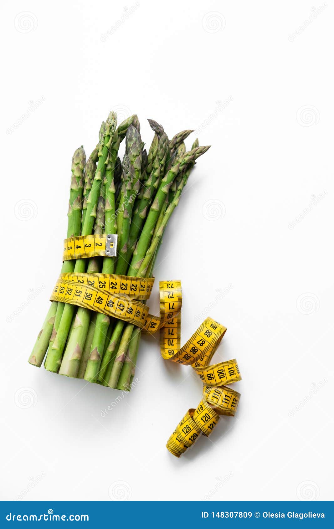 与卷尺的绿色芦笋在健康和饮食的概念的白色 吃菜 减肥和肥胖病库存图片 图片包括有节食 营养 与卷尺的绿色芦笋在健康和饮食的概念的白色 吃菜 减肥和肥胖病库存图片 图片包括有节食 营养