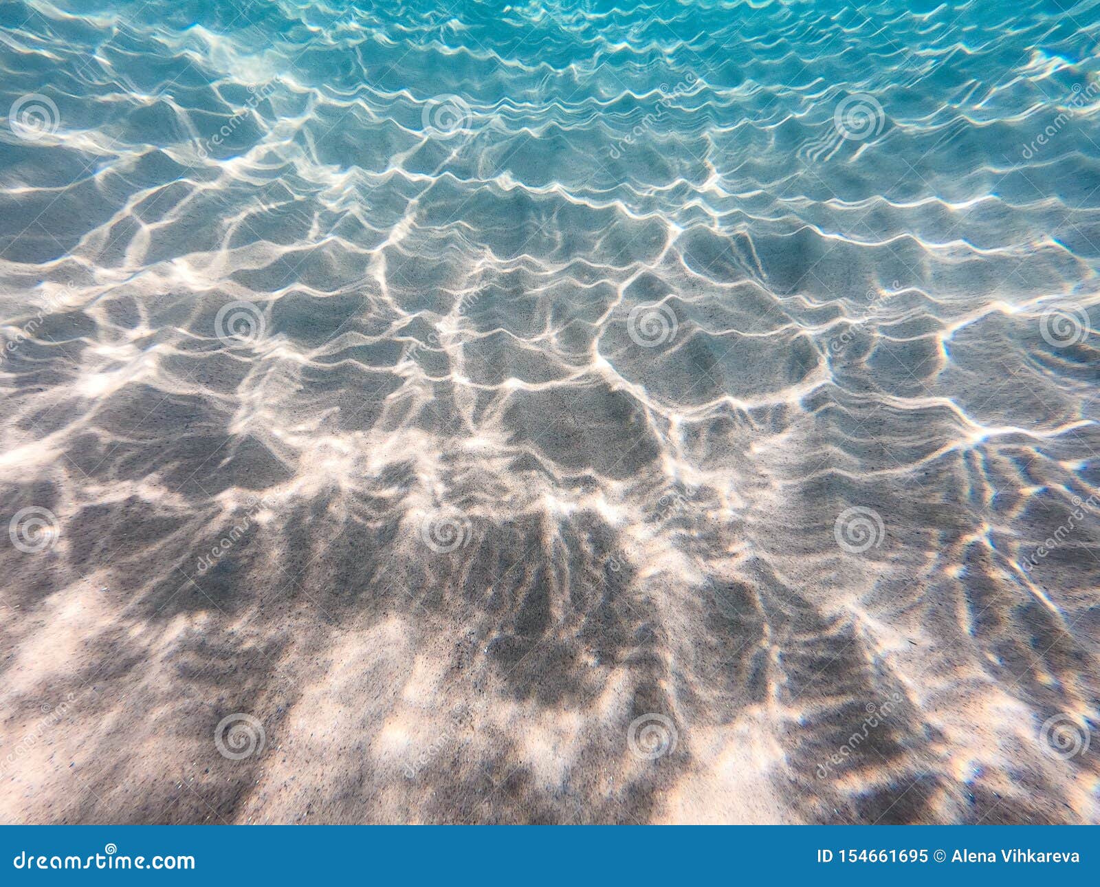 与含沙海底的水下的背景海和海洋水的美好的纹理纯净的水纹理库存图片 图片包括有