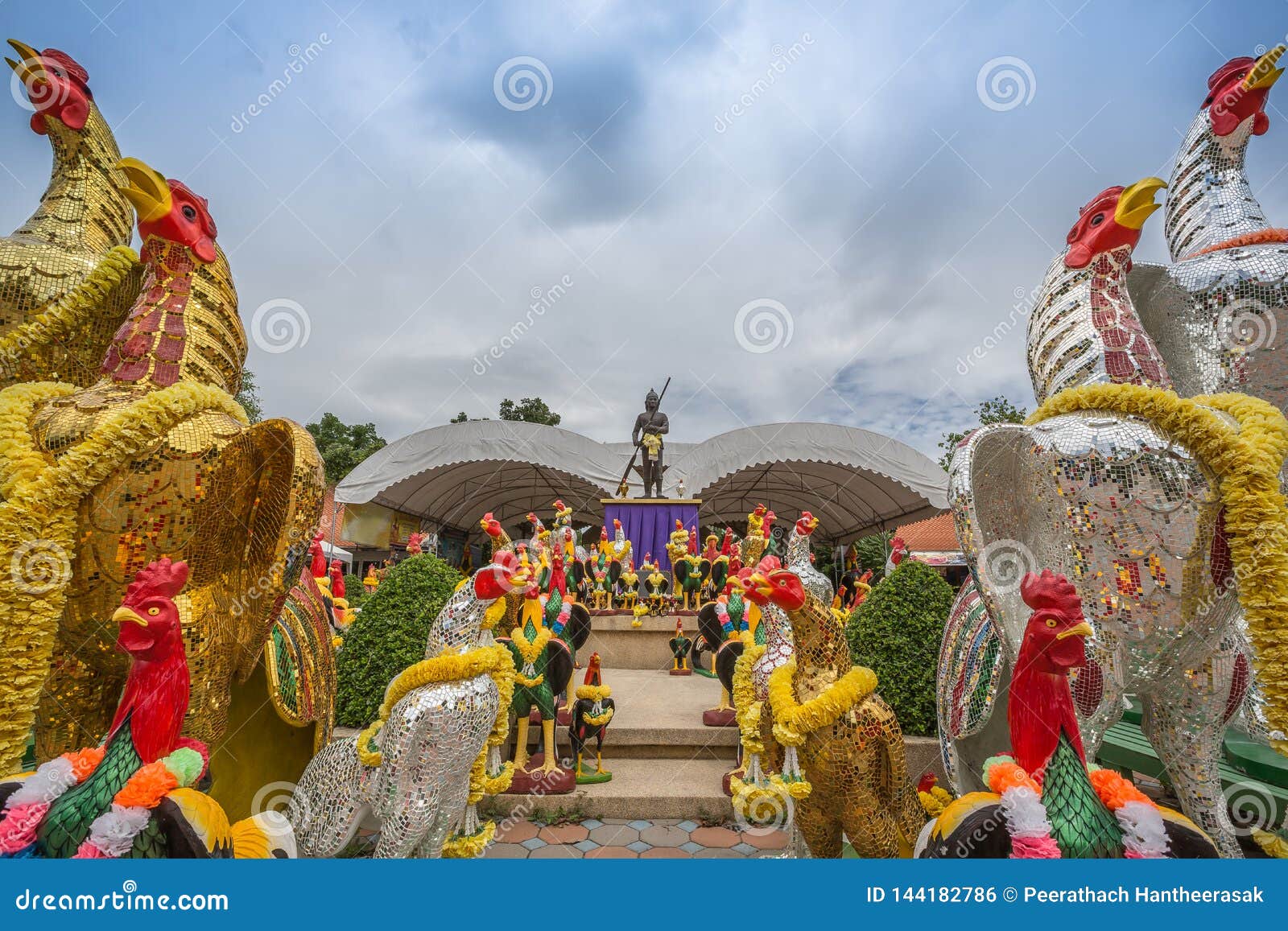 与好斗的公鸡雕象的phanthai Norasing寺庙 龙仔厝府 泰国库存照片 图片包括有雕塑 雄鸡