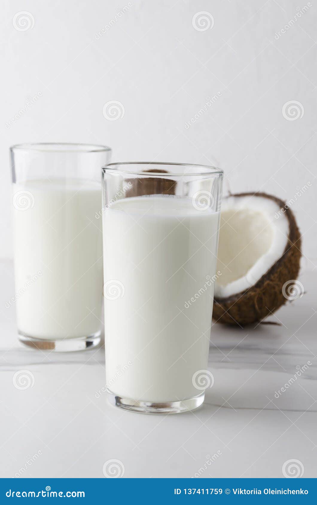 与新鲜的牛乳气酒 椰子 大理石桌的玻璃垂直的照片库存图片 图片包括有 与新鲜的牛乳气酒 椰子 大理石桌的玻璃垂直的照片库存图片 图片包括有