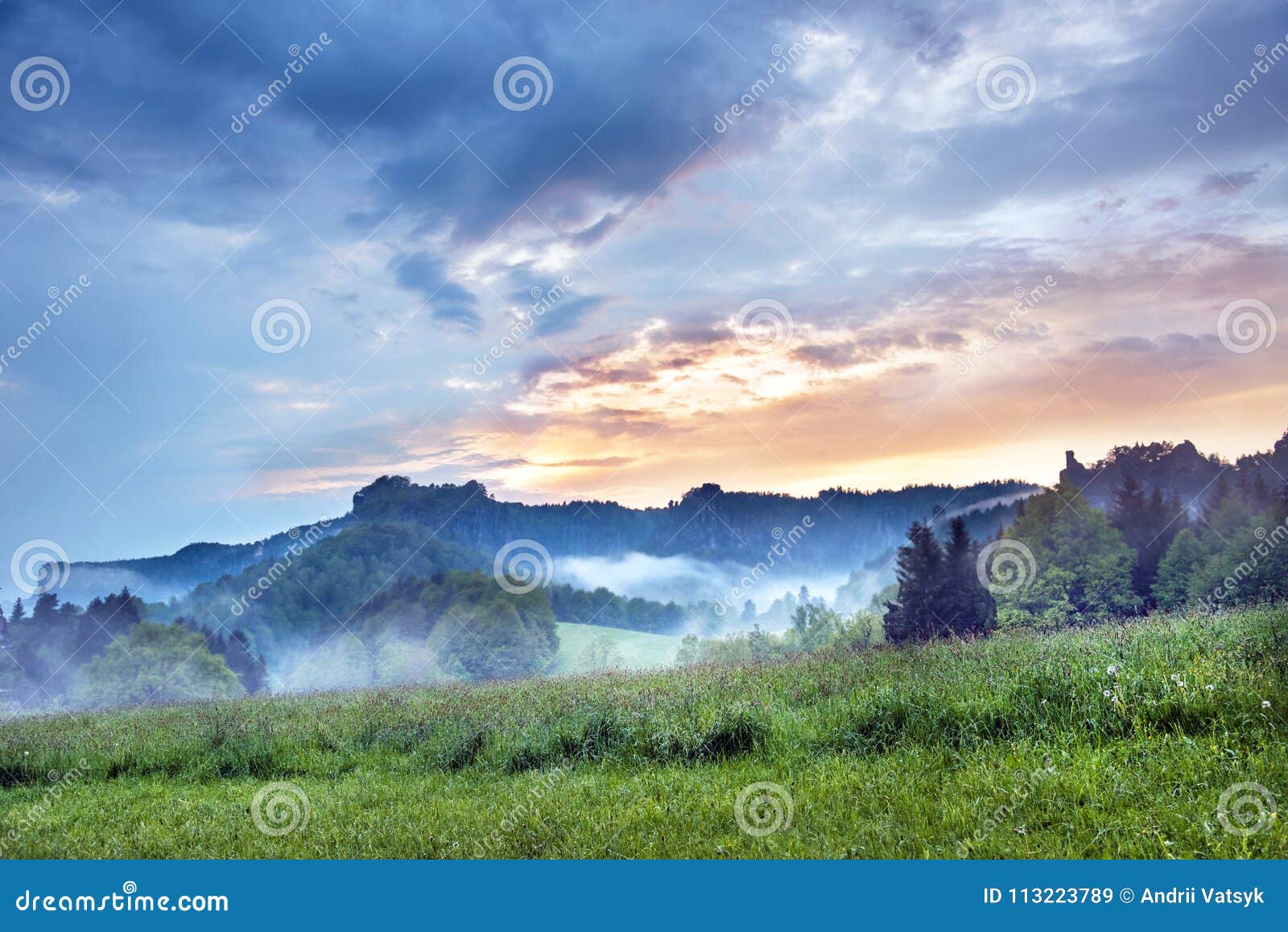 与日出的神秘的风景和早晨在山使模糊库存图片 图片包括有与日出的神秘的风景和早晨在山使模糊