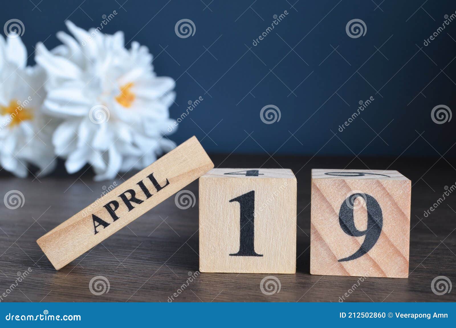 与日历立方和白色芍药属花的4月19日 在封面设计木表和蓝色背景上 库存照片 图片包括有开胃菜的 编号