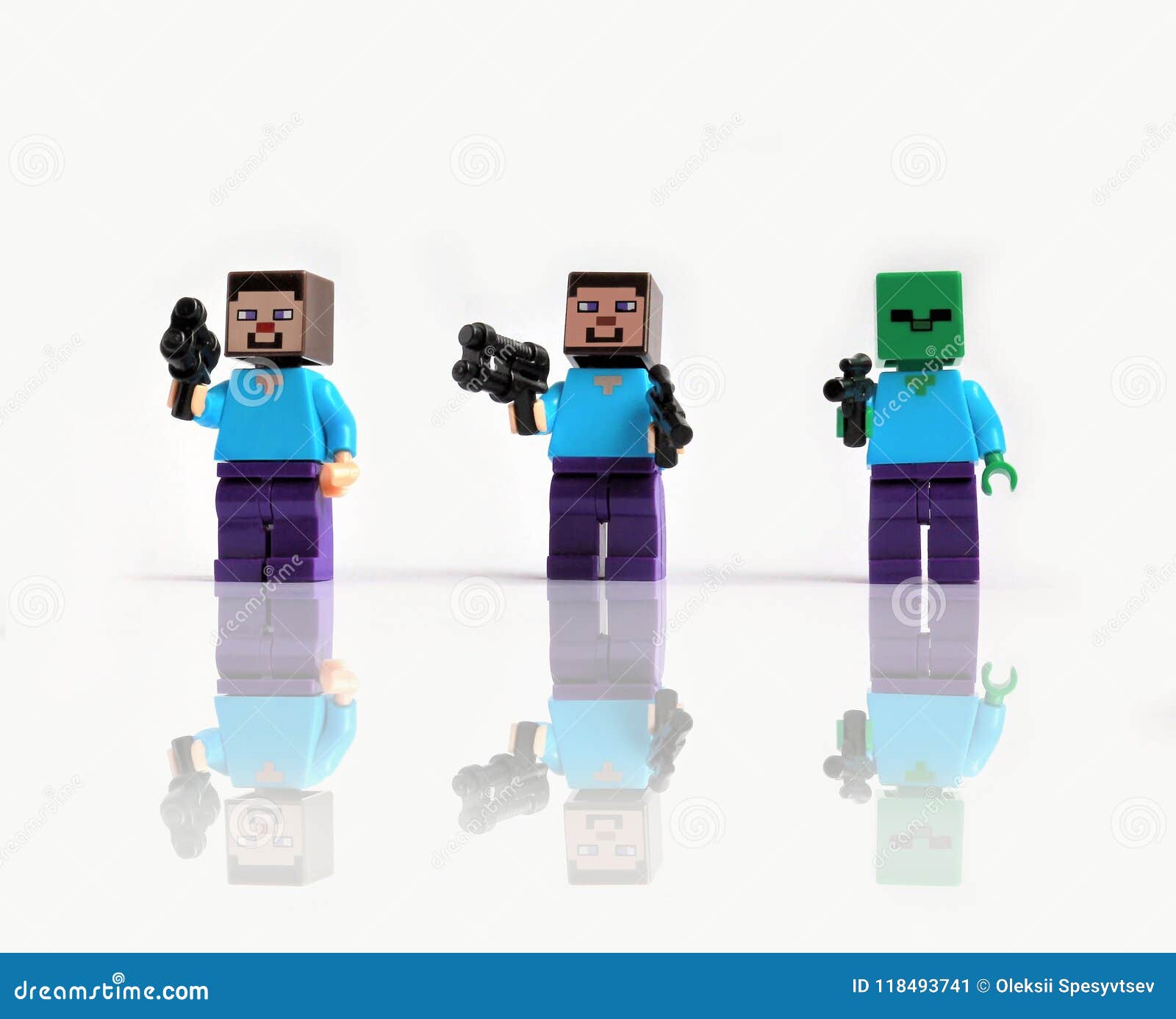与玩具的三个lego Minecraft微型形象开枪攻击隔绝在与反射性阴影的白色背景编辑类照片 图片包括有 与玩具的三个lego Minecraft微型形象开枪攻击隔绝在与反射性阴影的白色背景编辑类照片 图片包括有