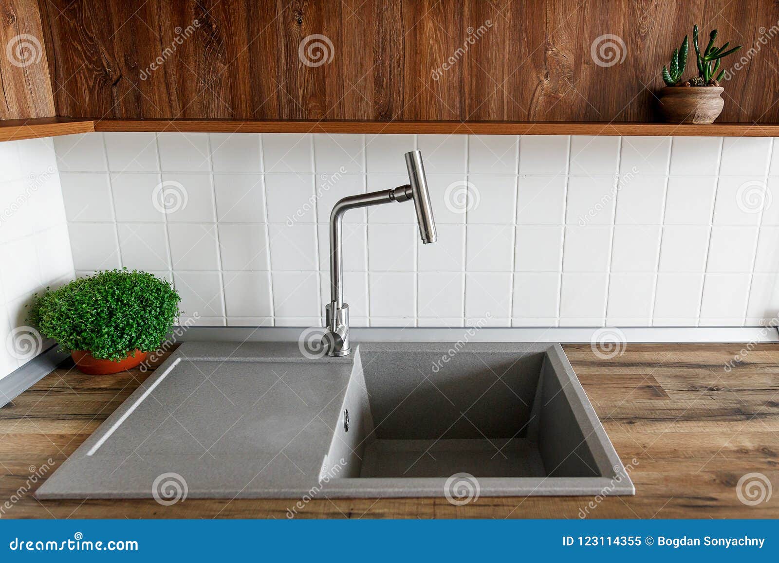 与现代龙头的时髦的花岗岩水槽在木worktop 光库存图片 图片包括有灰色 龙头 干净 装饰 与现代龙头的时髦的花岗岩水槽在木worktop 光库存图片 图片包括有灰色 龙头 干净 装饰