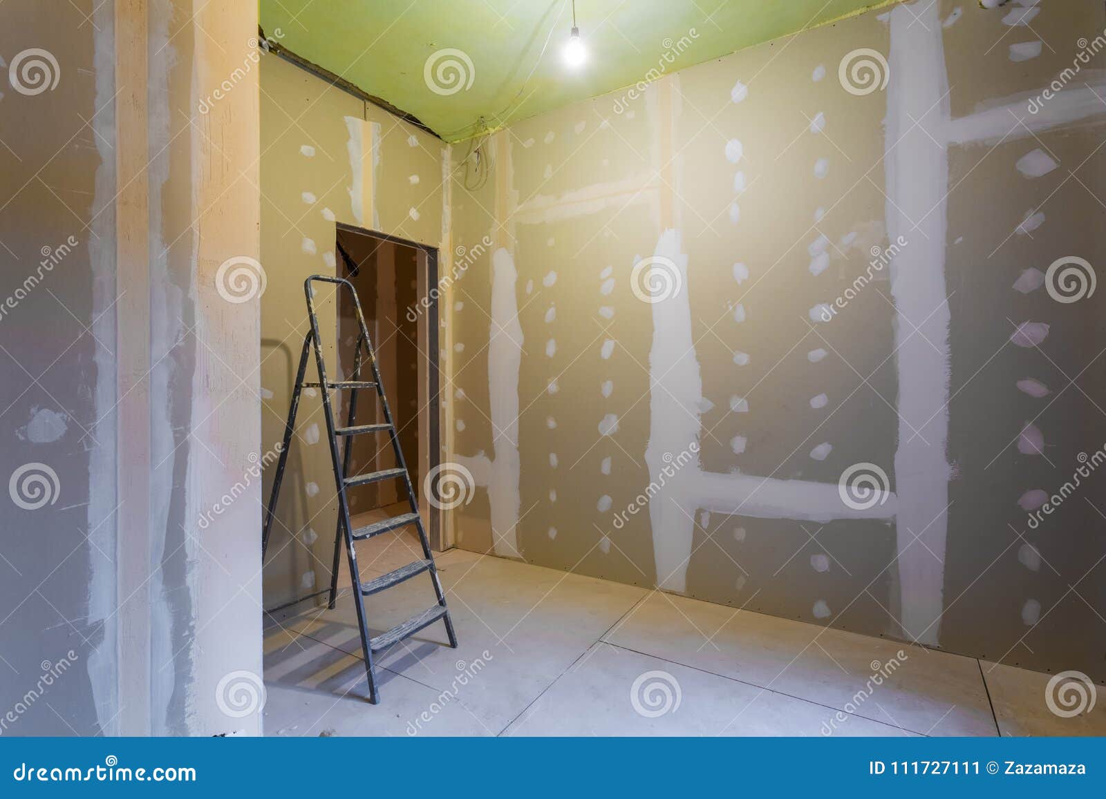 与石膏板干式墙的梯子和室内部石膏墙壁的准备对绘在公寓下库存图片 图片包括有