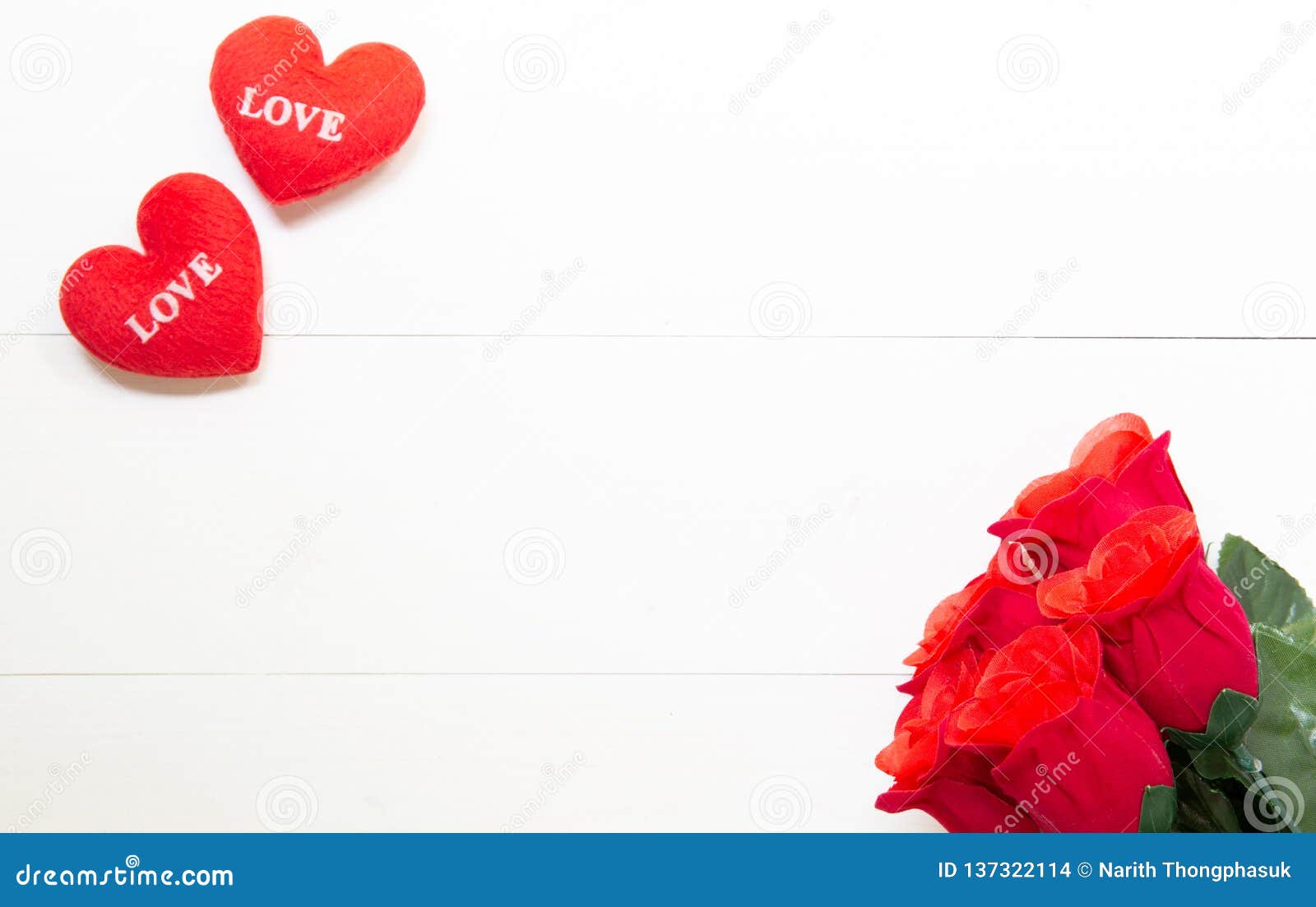 与红色玫瑰色花和心形在木桌上 2月14日的当前礼物与浪漫拷贝空间的爱天库存照片 图片包括有与红色玫瑰色花和心形在木桌上 2月14日的当前礼物与浪漫拷贝空间的爱天 137322114