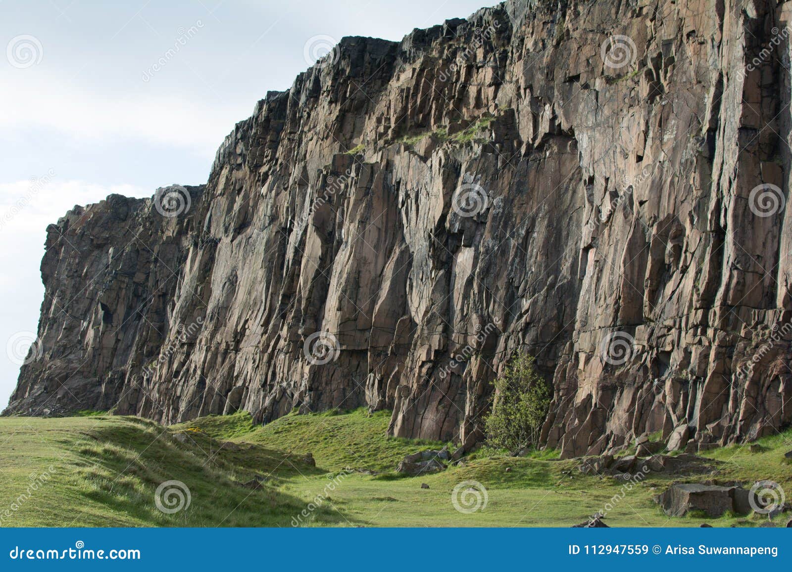 与绿色领域的岩石山库存图片 图片包括有重婚 位子 苏格兰 巨大 横向 字段 困难 粗砺
