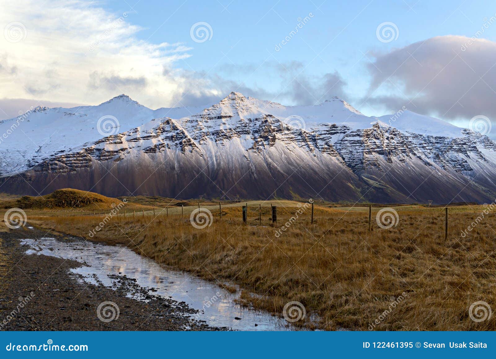与蓝天的草和雪山在赫本 冰岛冬天库存图片 图片包括有环境 旅游业 海运 沙子 风景 冰岛 与蓝天的草和雪山在赫本 冰岛冬天库存图片 图片包括有环境 旅游业 海运 沙子 风景 冰岛