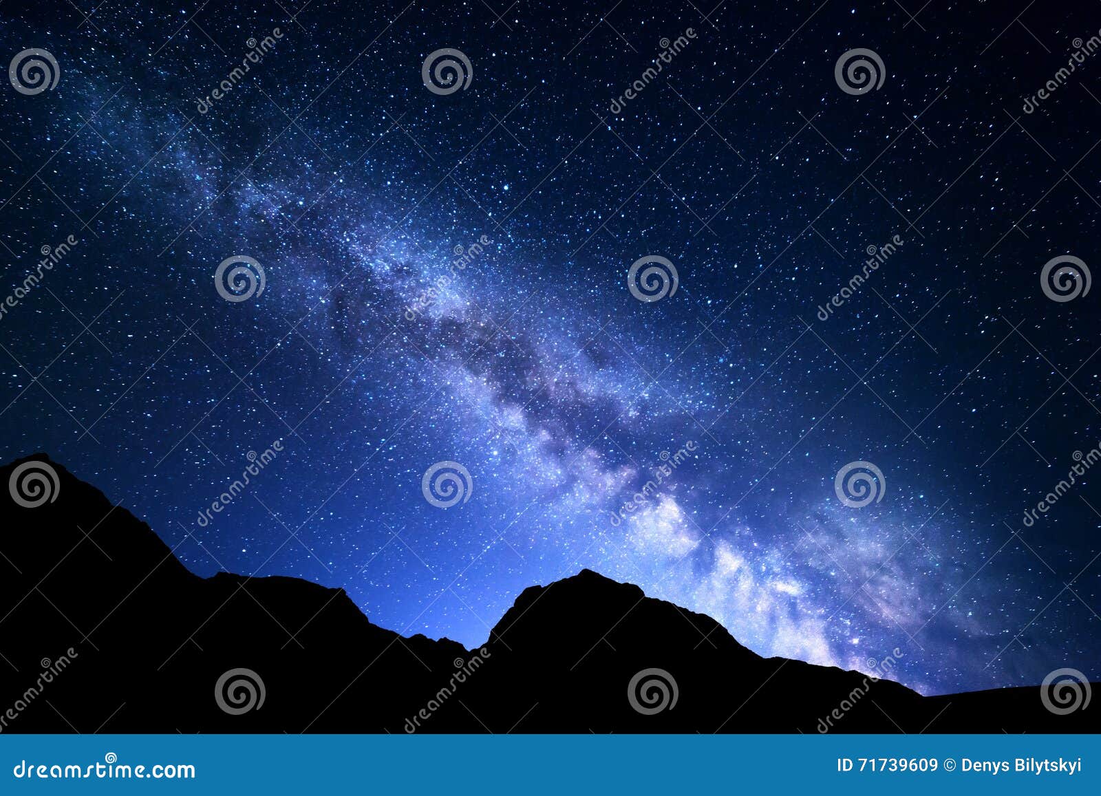 与银河的夜风景满天星斗的天空，宇宙库存图片. 图片包括有科学, 天空, 宇宙, 峭壁, 星系, 黑暗- 71739609
