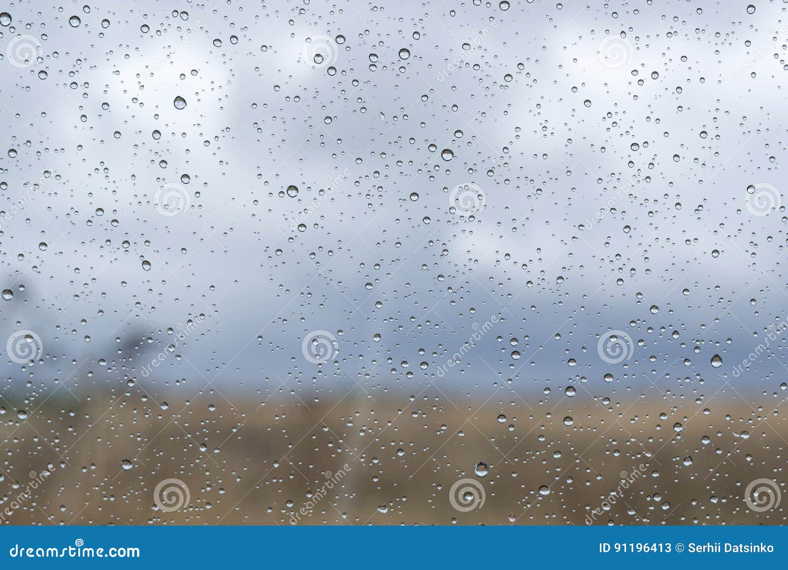 与雨的窗口在自然风景之外的玻璃滴下库存图片 图片包括有 与雨的窗口在自然风景之外的玻璃滴下库存图片 图片包括有