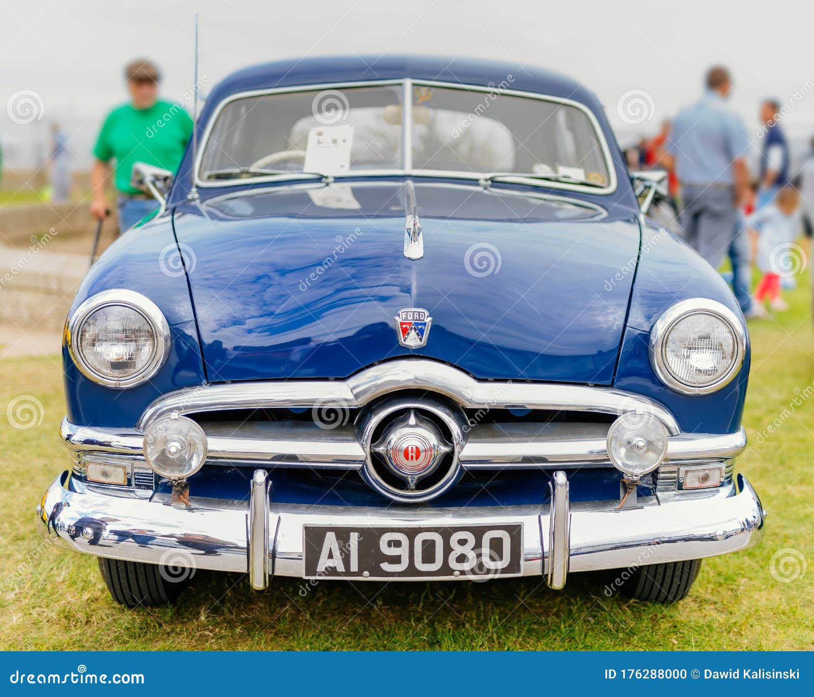 世纪50年代蓝色福特定制豪华轿车前景编辑类图片 图片包括有自定义 自动 设计 驱动器
