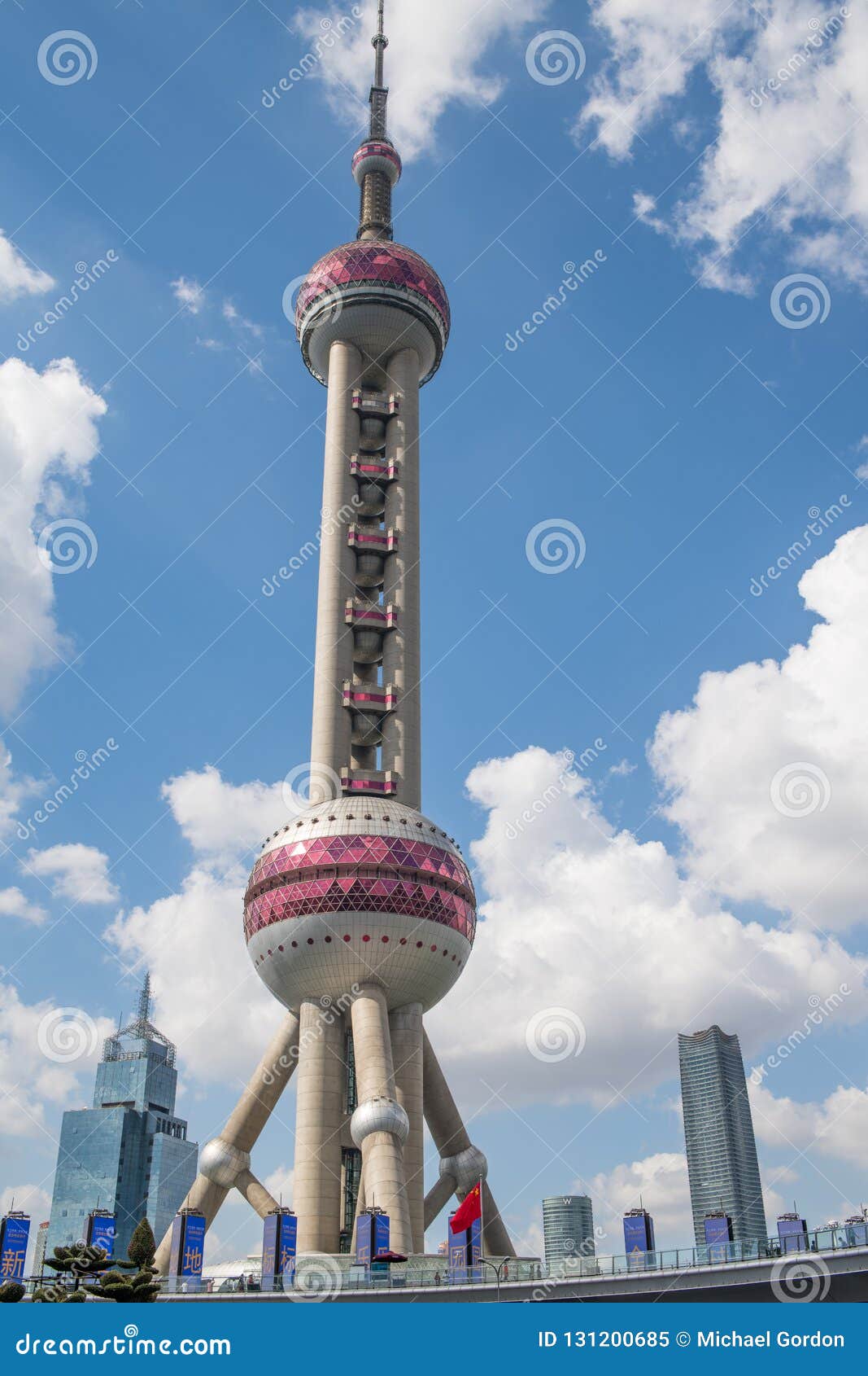 东方明珠广播电视塔在上海 中国编辑类图片 图片包括有著名 地标 拱道 反映 最大 汉语