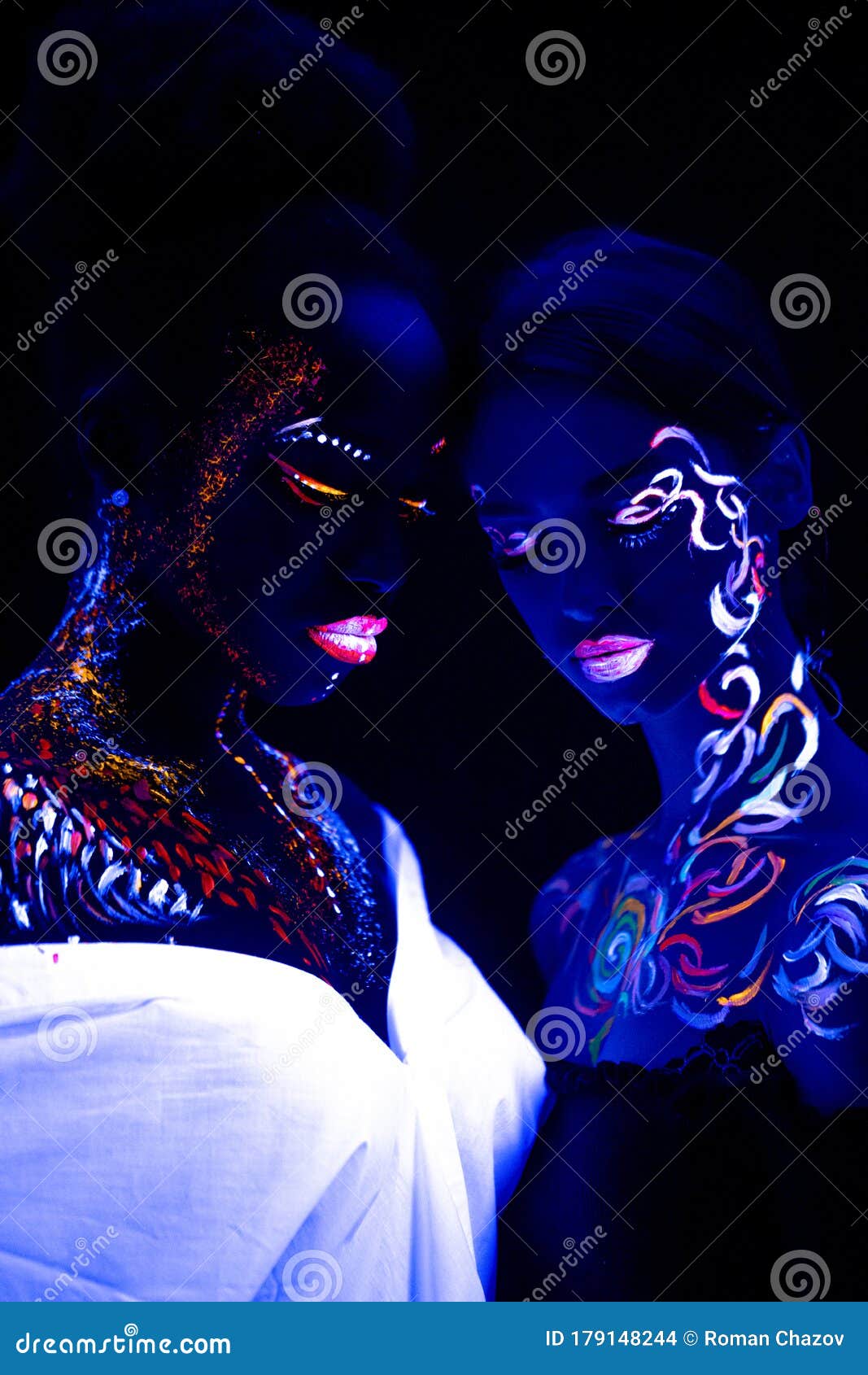两个年轻女孩的荧光身体画像库存照片 图片包括有两个年轻女孩的荧光身体画像