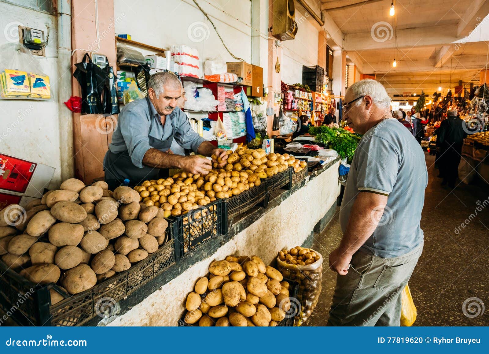 Купил на рынке папа. Продавец картошки. Грузинский рынок. Торговец картошки. Таджикистан рынок.
