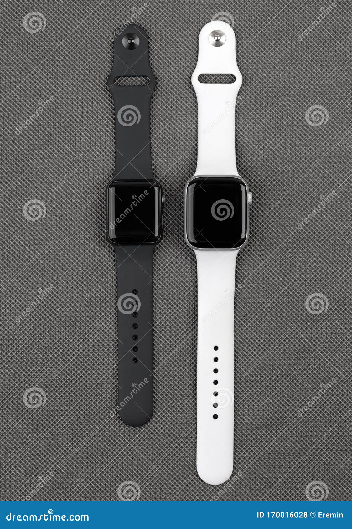 两个智能手表灰色背景中的apple Watch 编辑类库存照片 图片包括有两个智能手表 Watch