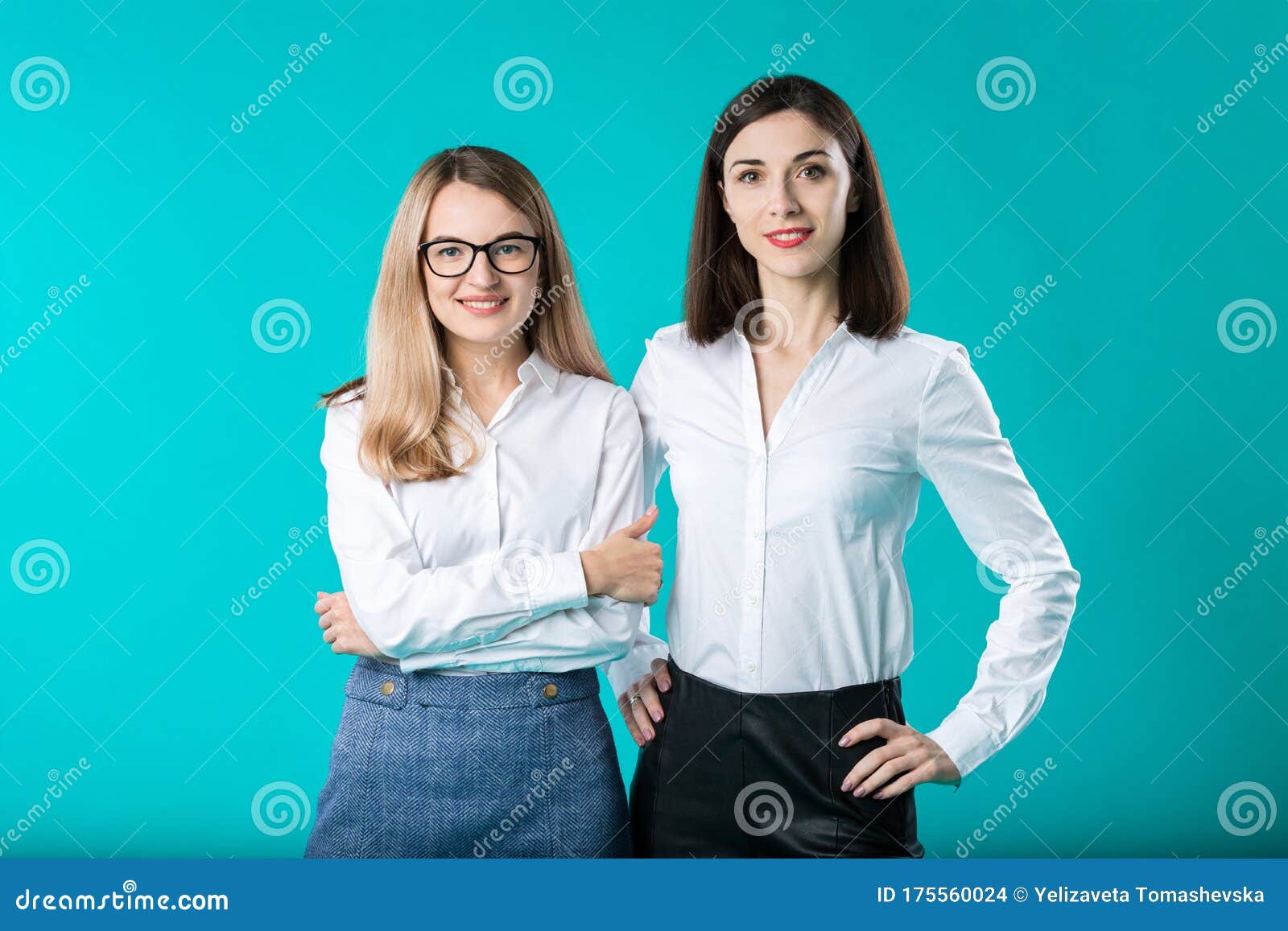 两个穿办公室衣服的女人画像可爱的女商人两个微笑的女商人摆姿势两个年轻女子库存照片 图片包括有愉快 白种人