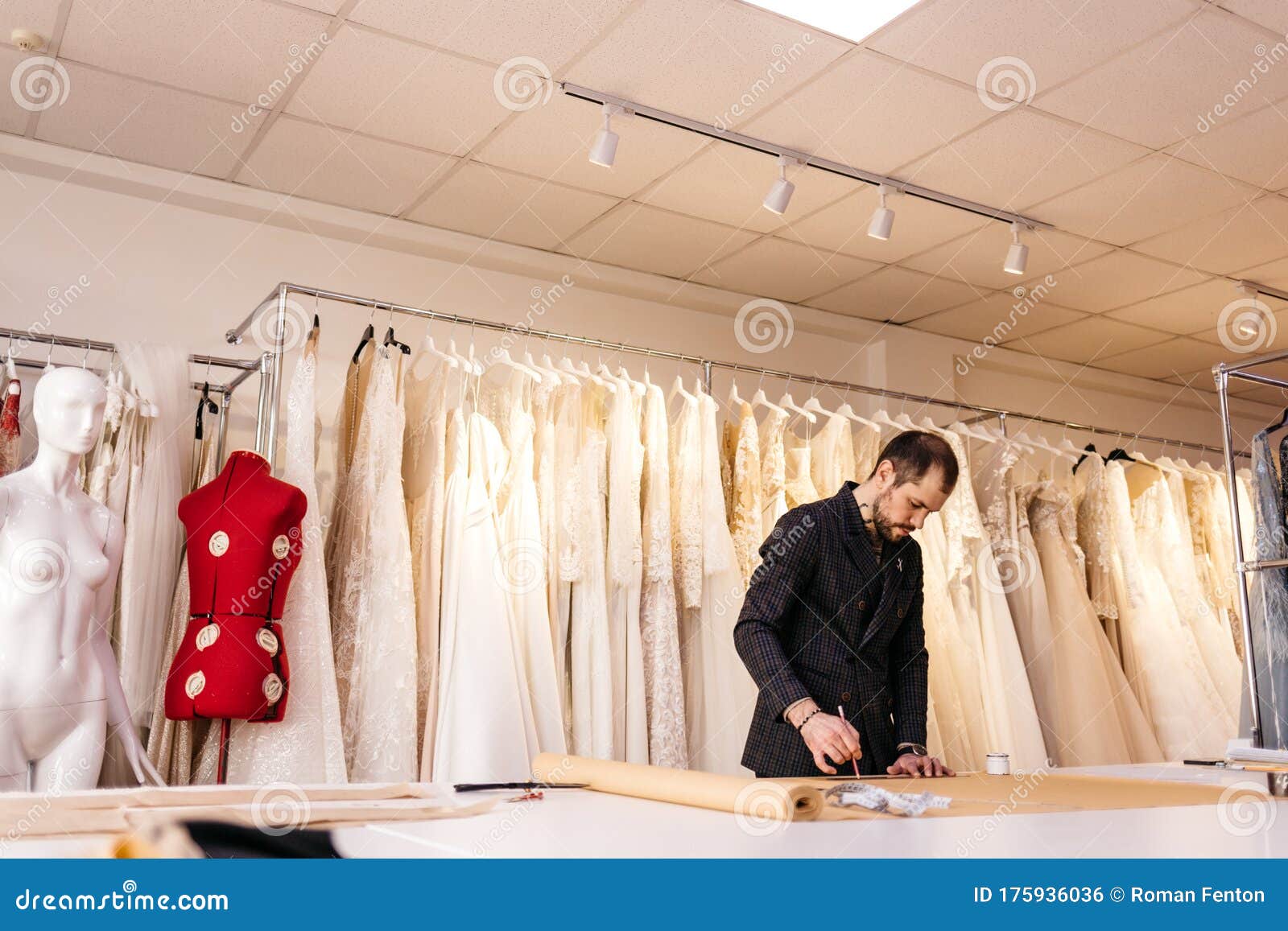 两位时装设计师在工作室里用面料和服装草图设计 里面都是裁缝工具和设备库存照片 图片包括有两位时装设计师在工作室里用面料和服装草图设计 里面都是裁缝工具和设备