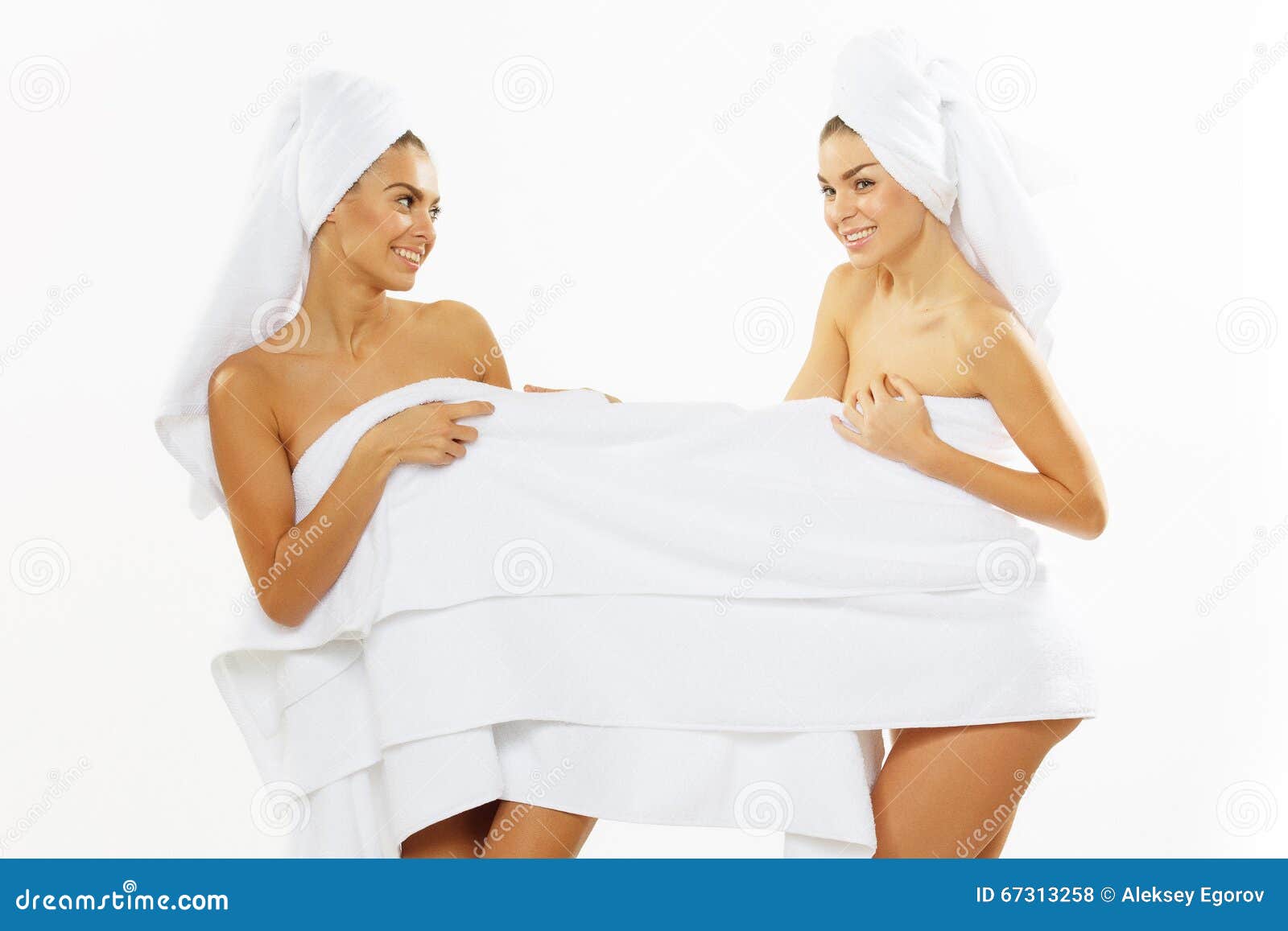 Ходит в полотенце. Две девушки в полотенцах. Девушка придерживает полотенце. Три девушки в полотенцах. Блондинка в полотенце.