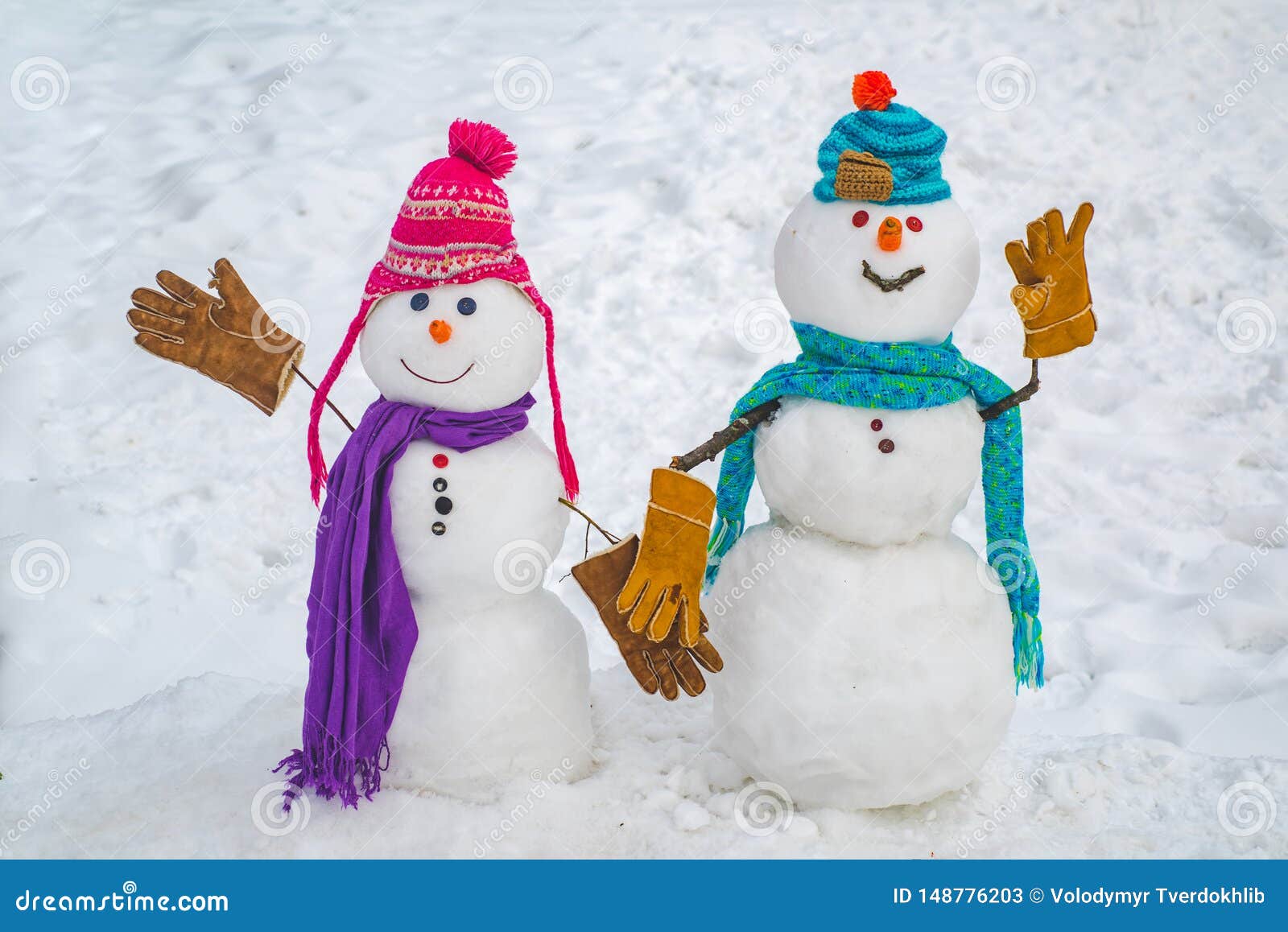 两在雪背景的雪人在爱的雪人夫妇有乐趣圣诞节或新年新年快乐雪人朋友库存图片 图片包括有创造性 红萝卜 两在雪背景的雪人在爱的雪人夫妇有乐趣圣诞节或新年新年快乐雪人朋友库存图片 图片包括有创造性 红萝卜