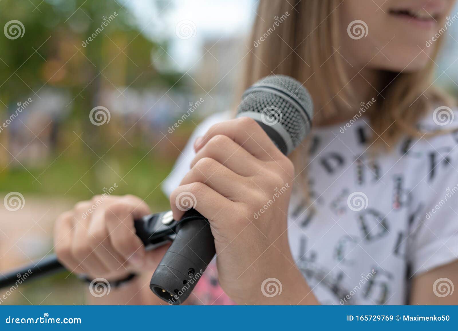 两手拿麦克风的小女孩麦克风和女歌手特写cropped Image Of Female Teen Singer In Park 库存图片 图片包括有会议 话筒 两手拿麦克风的小女孩麦克风和女歌手特写cropped Image Of Female Teen Singer In Park 库存图片 图片包括有会议 话筒