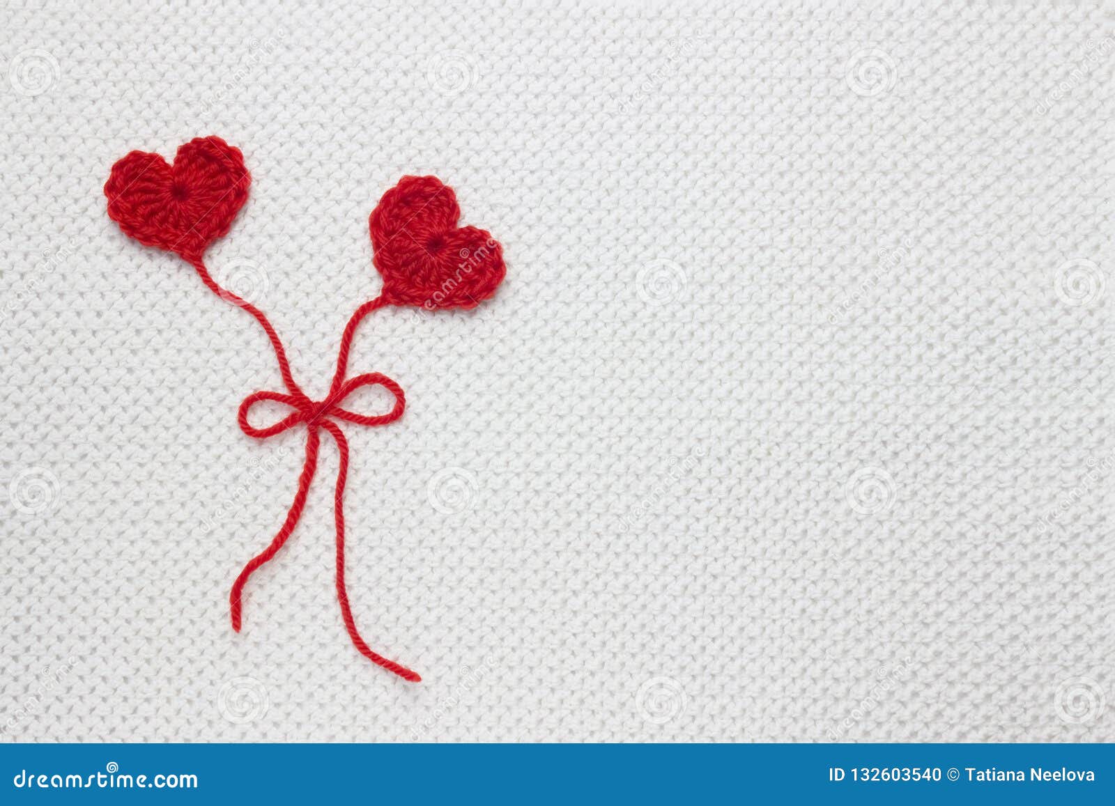 两条红色钩针编织羊毛心脏和丝带在白色钩针编织背景 爱情故事概念华伦泰2月14日 浪漫库存照片 图片包括有