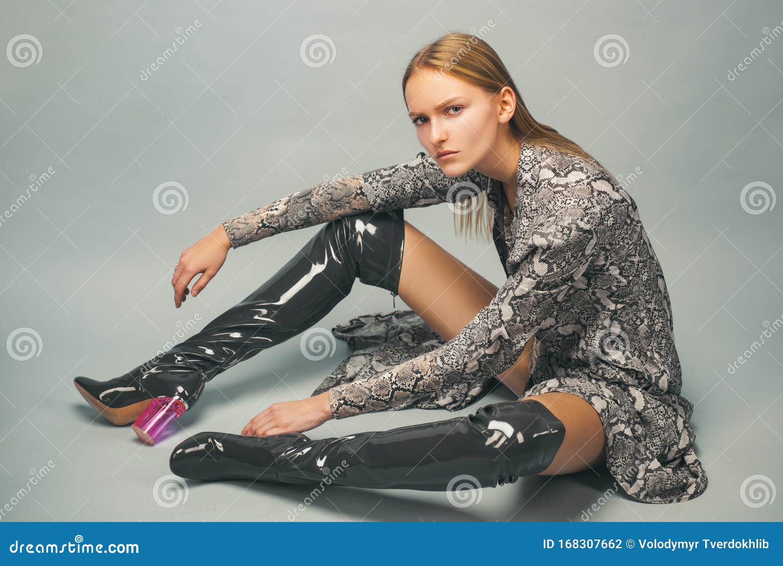 严肃女性画像时尚的青年风格portrait Of A Beautiful Woman In A Knee High Boots 特写库存照片 图片包括有逗人喜爱 大使