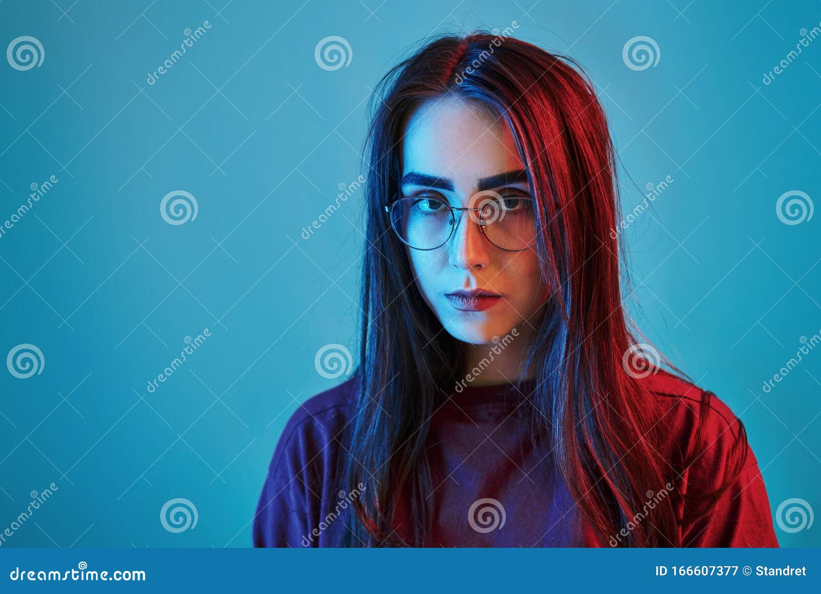 严肃的表情霓虹灯室内摄影棚美少女画像库存图片 图片包括有美少女画像 严肃的表情 霓虹灯室内摄影棚 166607377