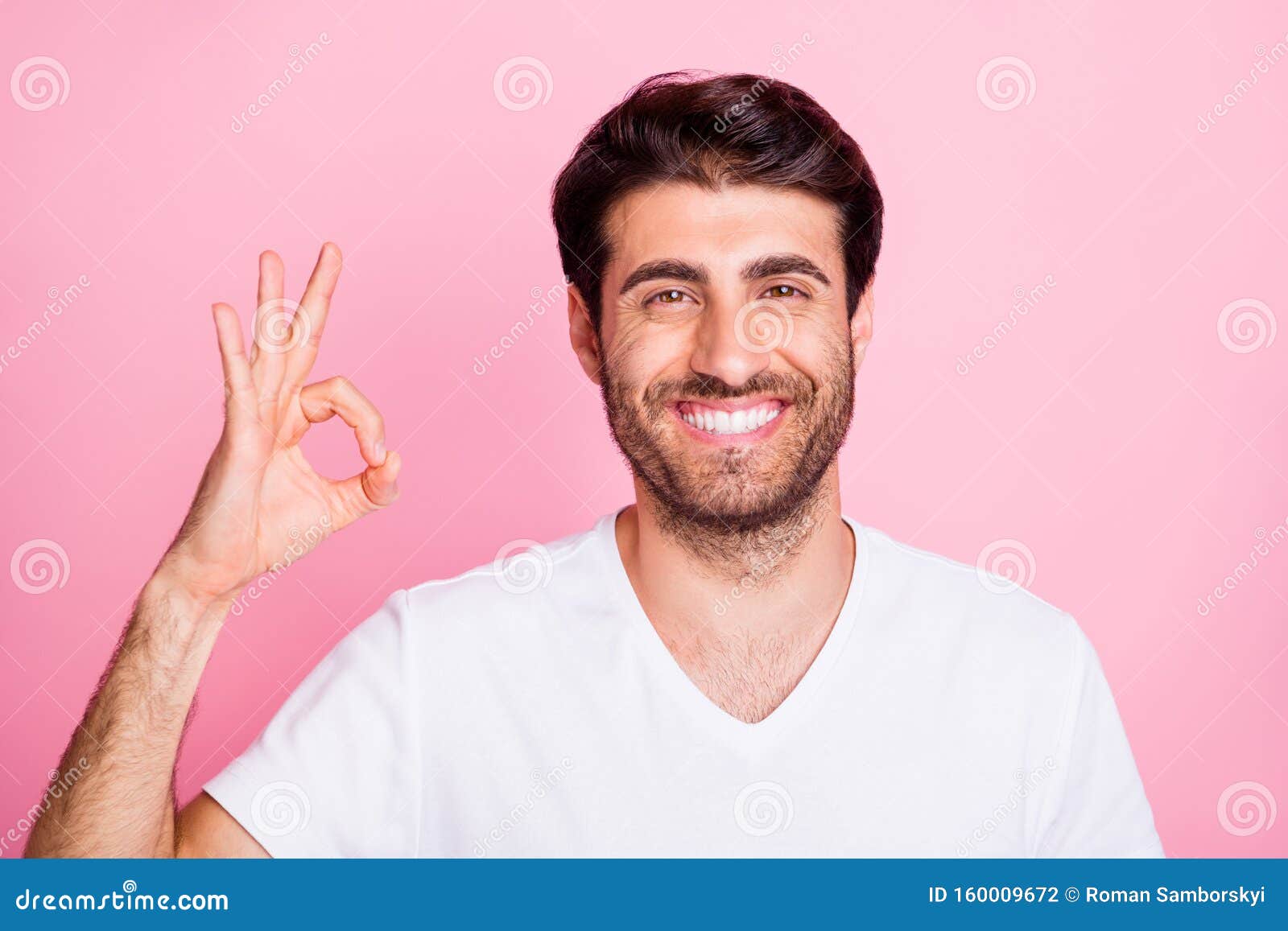 中东男性正面快乐的画像显示好牌享受促销推荐穿白色衣服的广告库存照片 图片包括有 中东男性正面快乐的画像显示好牌享受促销推荐穿白色衣服的广告库存照片 图片包括有