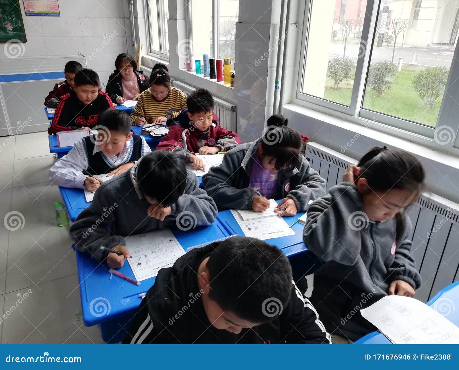 中国中学生课堂编辑类照片 图片包括有中国 学校 少年 选件类 聚会所 教室 教育 了解