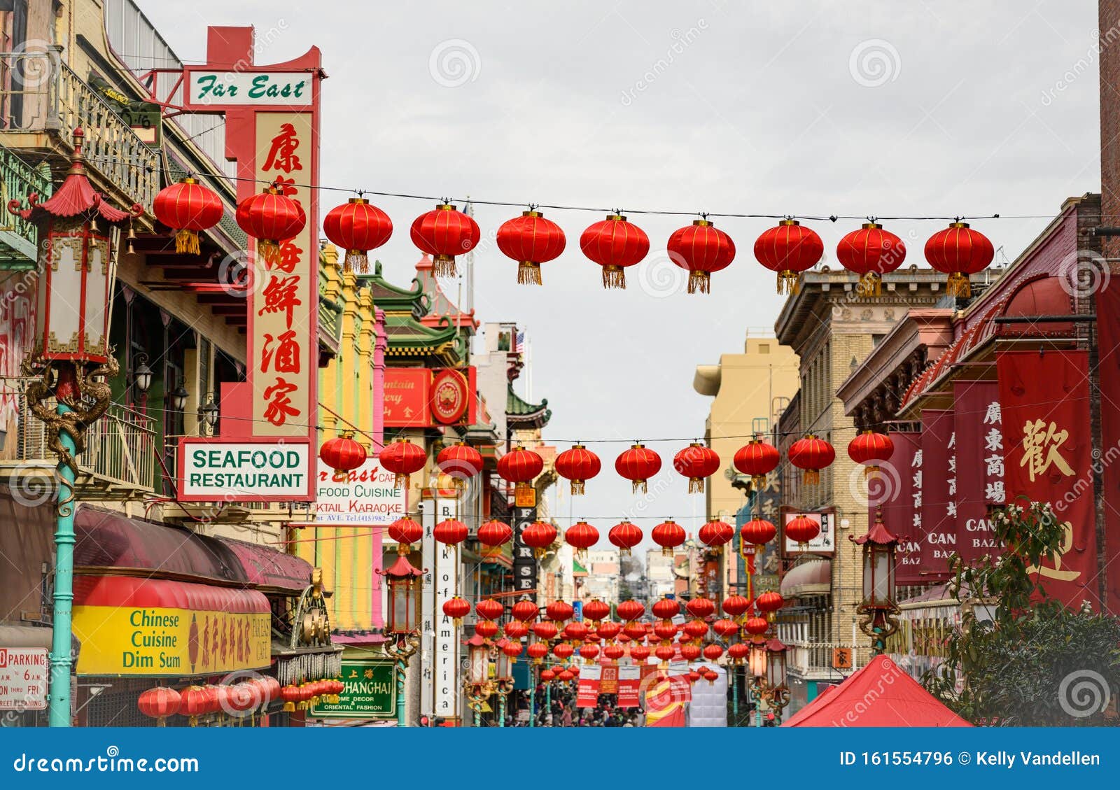 中国城上空的红灯编辑类照片 图片包括有奔忙 城市 唐人街 弗朗西斯科 地标 活动家 东方 中国城上空的红灯编辑类照片 图片包括有奔忙 城市 唐人街 弗朗西斯科 地标 活动家 东方