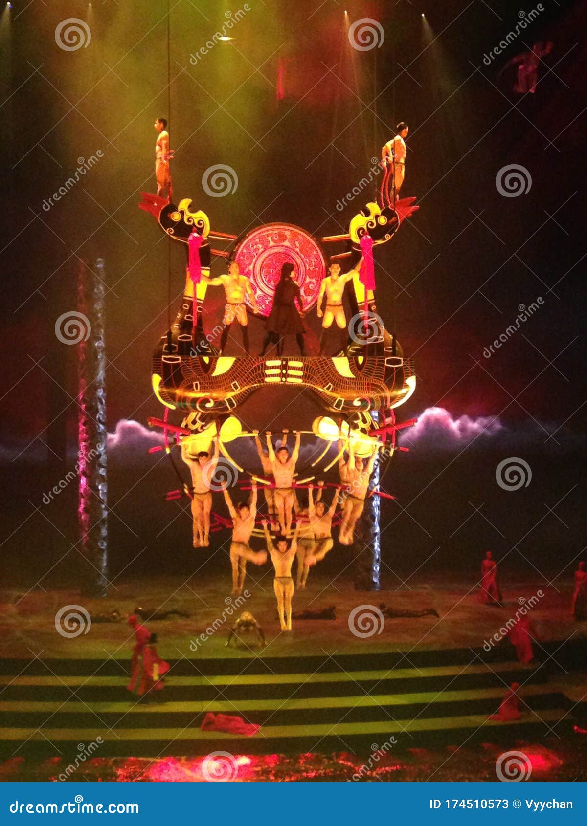 中国武汉汉秀万达戏剧娱乐极水运动表演人形吊灯acrobat飞梯编辑类库存照片 图片包括有历史记录 自动地