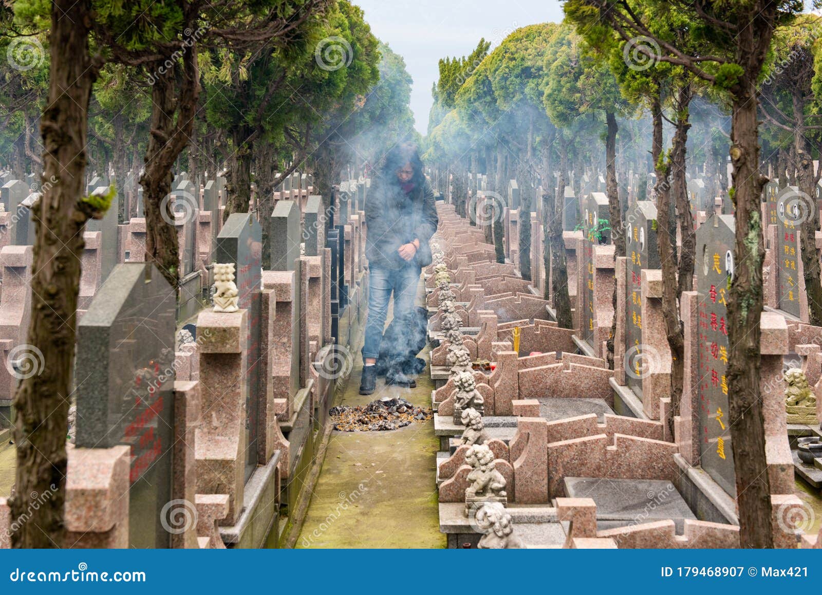 中国清明节图库摄影片. 图片包括有纸张, 人们, 社论, 坟墓, 方面, 古老  image