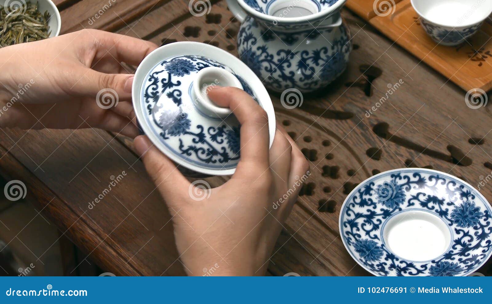 中国茶道由茶大师执行中国茶道倒茶的女性手入杯子库存图片 图片包括有和服 早晨 波儿地克的 中国茶道由茶大师执行中国茶道倒茶的女性手入杯子库存图片 图片包括有和服 早晨 波儿地克的