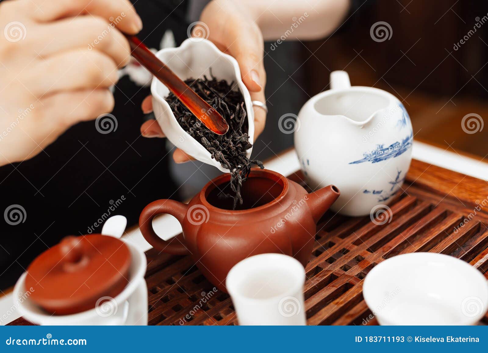 中国茶道女孩把茶叶倒入茶壶库存图片 图片包括有陶瓷 水壶 聚会所 餐馆 生活 叶子 中国茶道女孩把茶叶倒入茶壶库存图片 图片包括有陶瓷 水壶 聚会所 餐馆 生活 叶子
