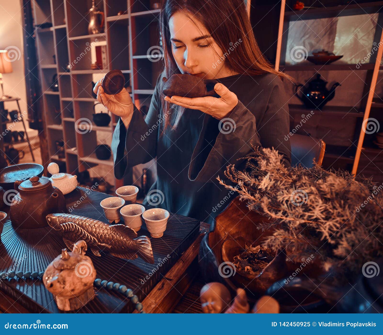 中国茶道穿一件灰色礼服的东方大师拿着茶壶和呼吸新鲜的自然茶芳香库存图片 图片包括有 中国茶道穿一件灰色礼服的东方大师拿着茶壶和呼吸新鲜的自然茶芳香库存图片 图片包括有