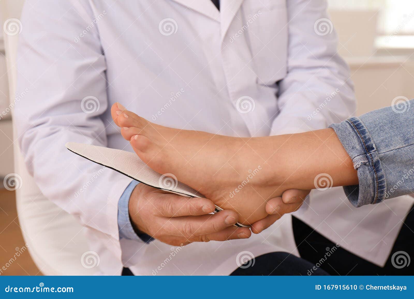 临床患者足部男性骨科内底库存照片 图片包括有扁平足 背包 医生 诊所 男人 现有量 成人 临床患者足部男性骨科内底库存照片 图片包括有扁平足 背包 医生 诊所 男人 现有量 成人