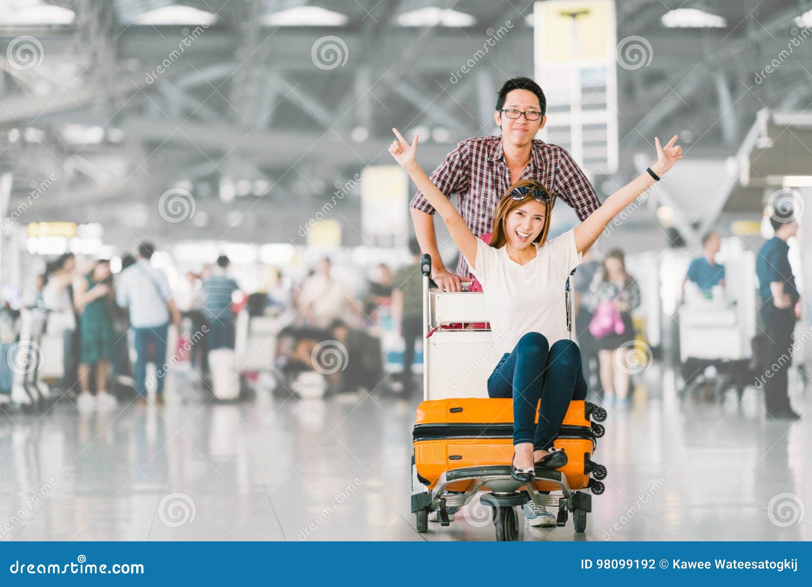 为旅行一起愉快和激发的亚洲旅游夫妇 和欢呼坐行李台车或行李推车的女朋友库存照片 图片包括有偶然 女性 为旅行一起愉快和激发的亚洲旅游夫妇 和欢呼坐行李台车或行李推车的女朋友库存照片 图片包括有偶然 女性