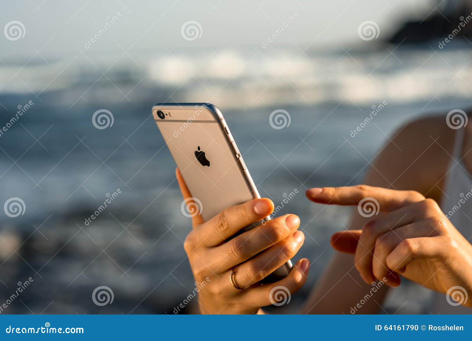 举行新的iphone 6s的女性手间隔灰色编辑类图片 图片包括有接触 夏天 女性 空白 室外 举行新的iphone 6s的女性手间隔灰色编辑类图片 图片包括有接触 夏天 女性 空白 室外