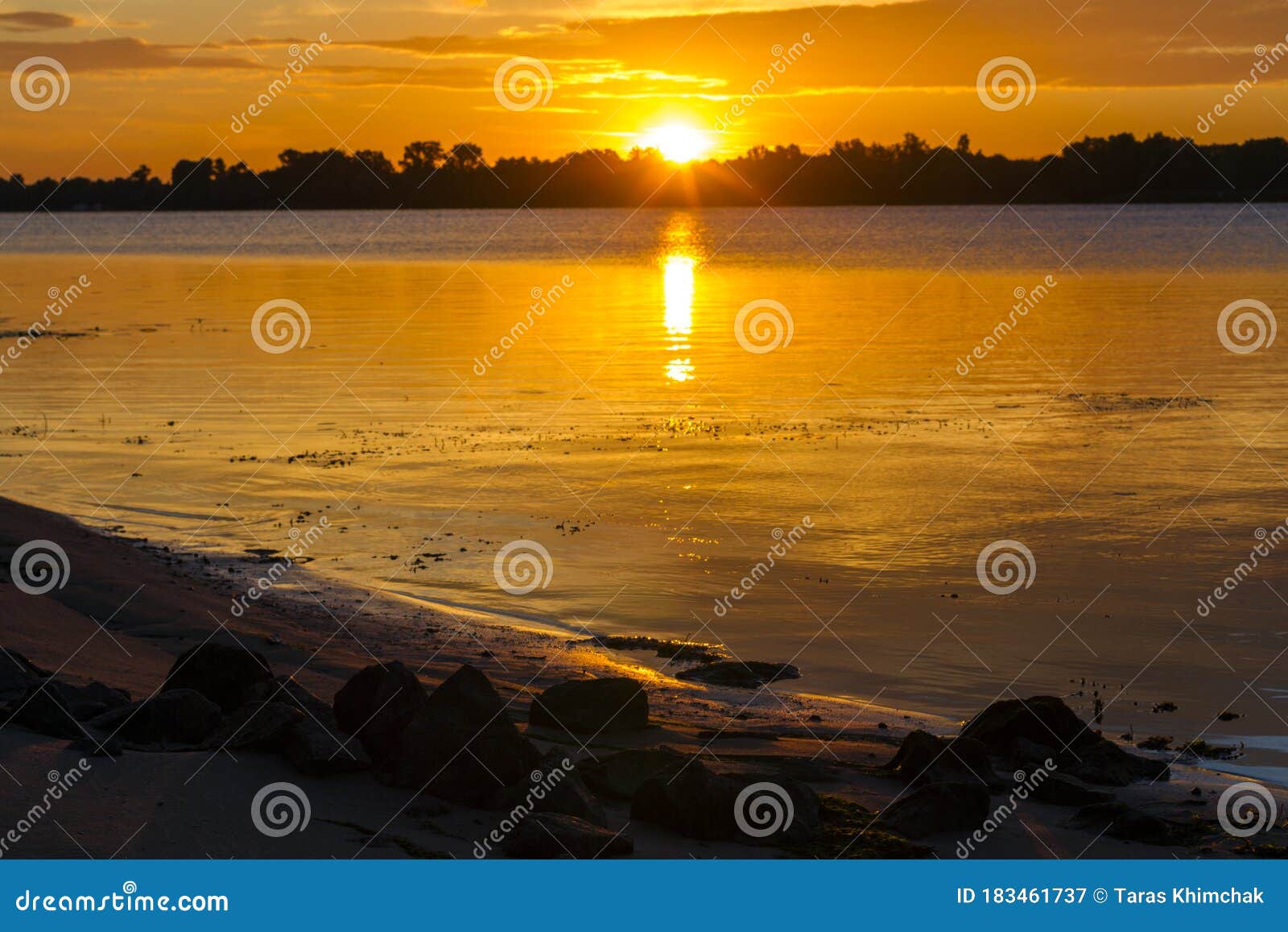 乌克兰基辅 Dnipro河上的日出 水中美丽的橙色天空反射库存图片 图片包括有横向 冒险家