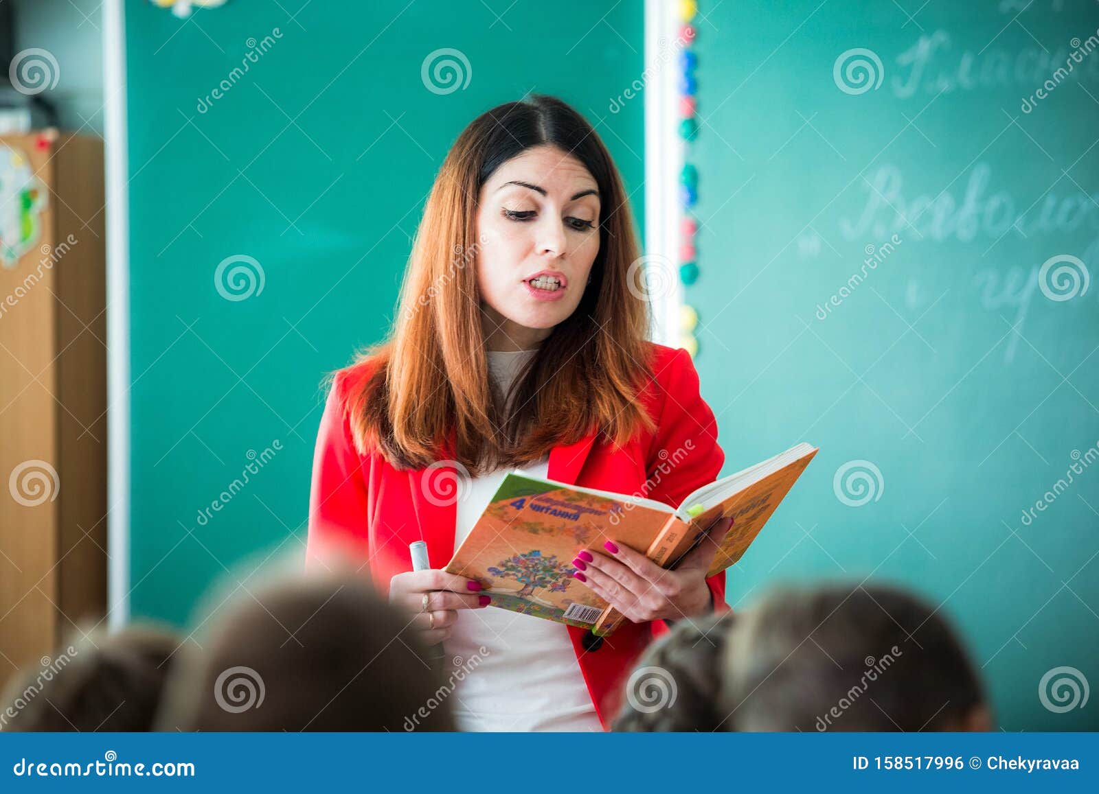 乌克兰学校有年轻有魅力教师的学校服装学生学校生活 编辑类照片 图片包括有子项 事业 女性 乌克兰学校有年轻有魅力教师的学校服装学生学校生活 编辑类照片 图片包括有子项 事业 女性