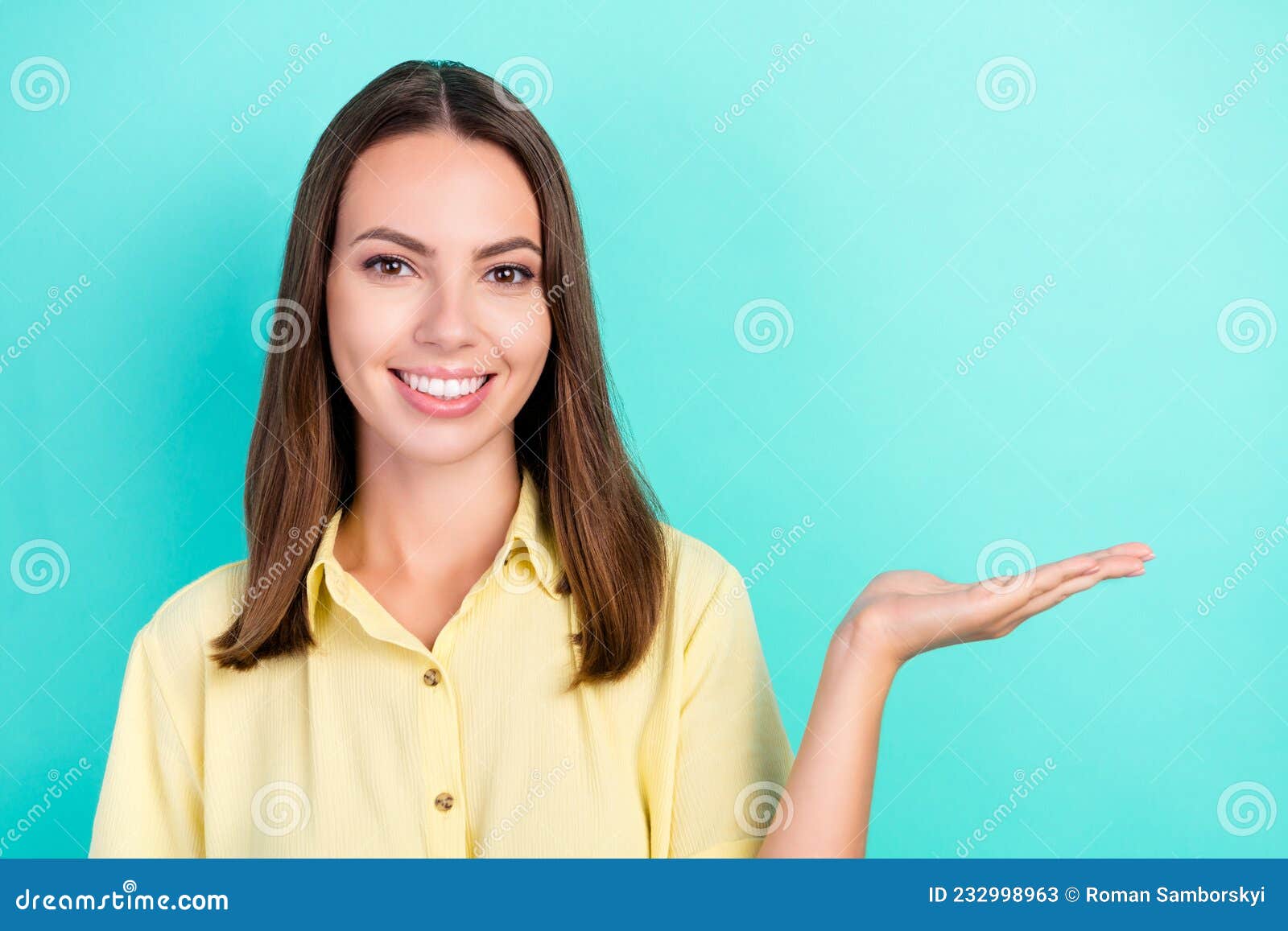 乐观的千禧一代褐发女性在茶色背景上摘空白色黄色上衣库存图片 图片包括有暂挂 姿态 质朴 快乐