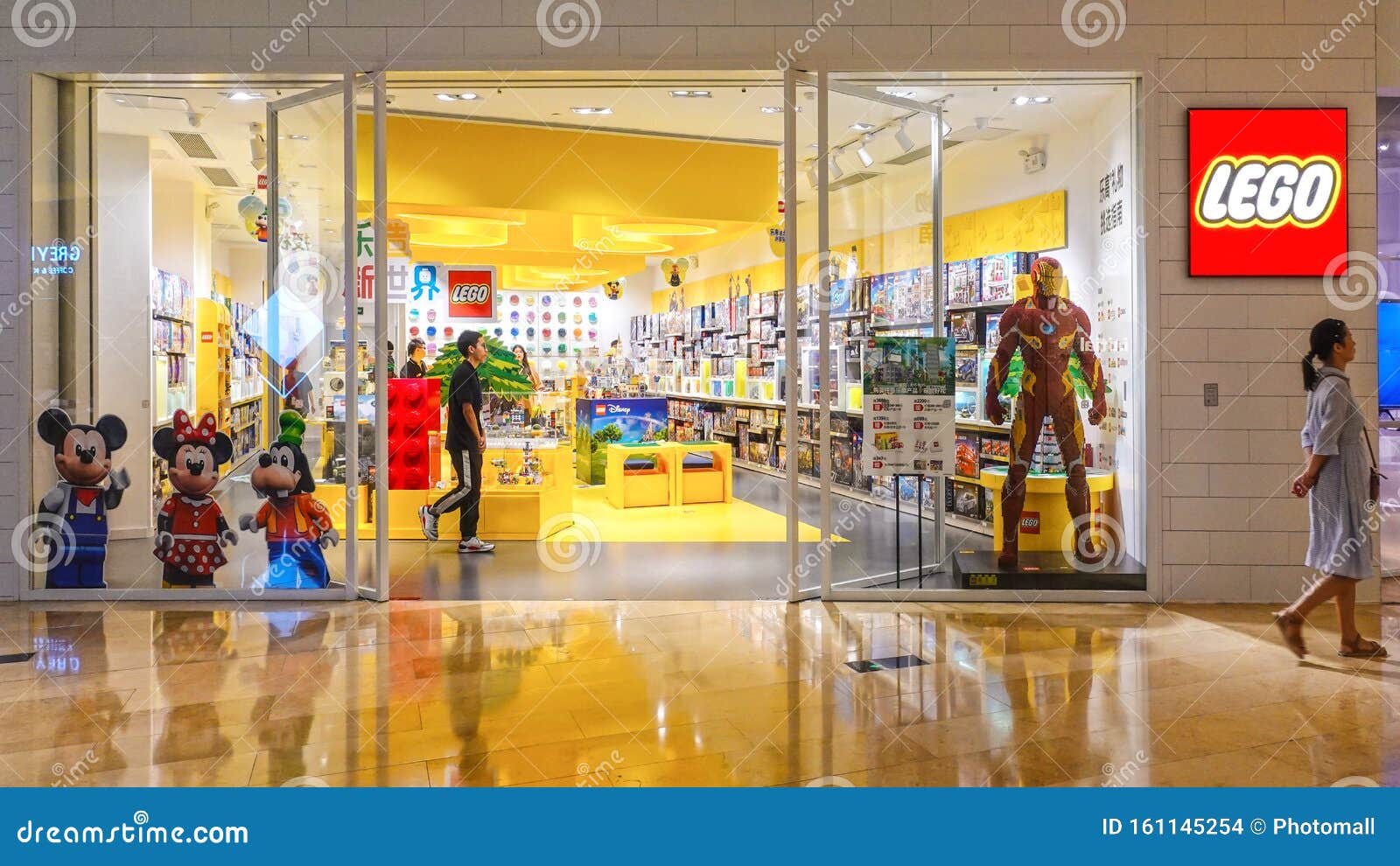 乐高标志玩具零售店橱窗前编辑类库存图片 图片包括有技艺家 意大利 中国 背包 艺术 会议室