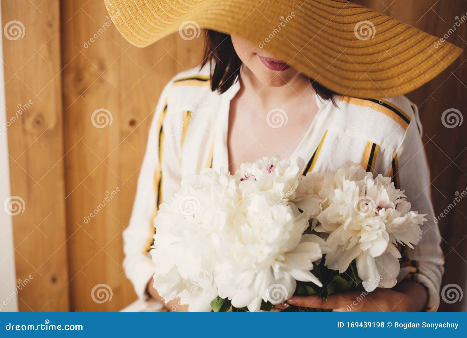 乡村木背景上戴白牡丹花帽的婆婆画像时尚潮人女孩 穿着库存照片 图片包括有时尚潮人女孩 穿着 乡村木背景上戴白牡丹花帽的婆婆画像